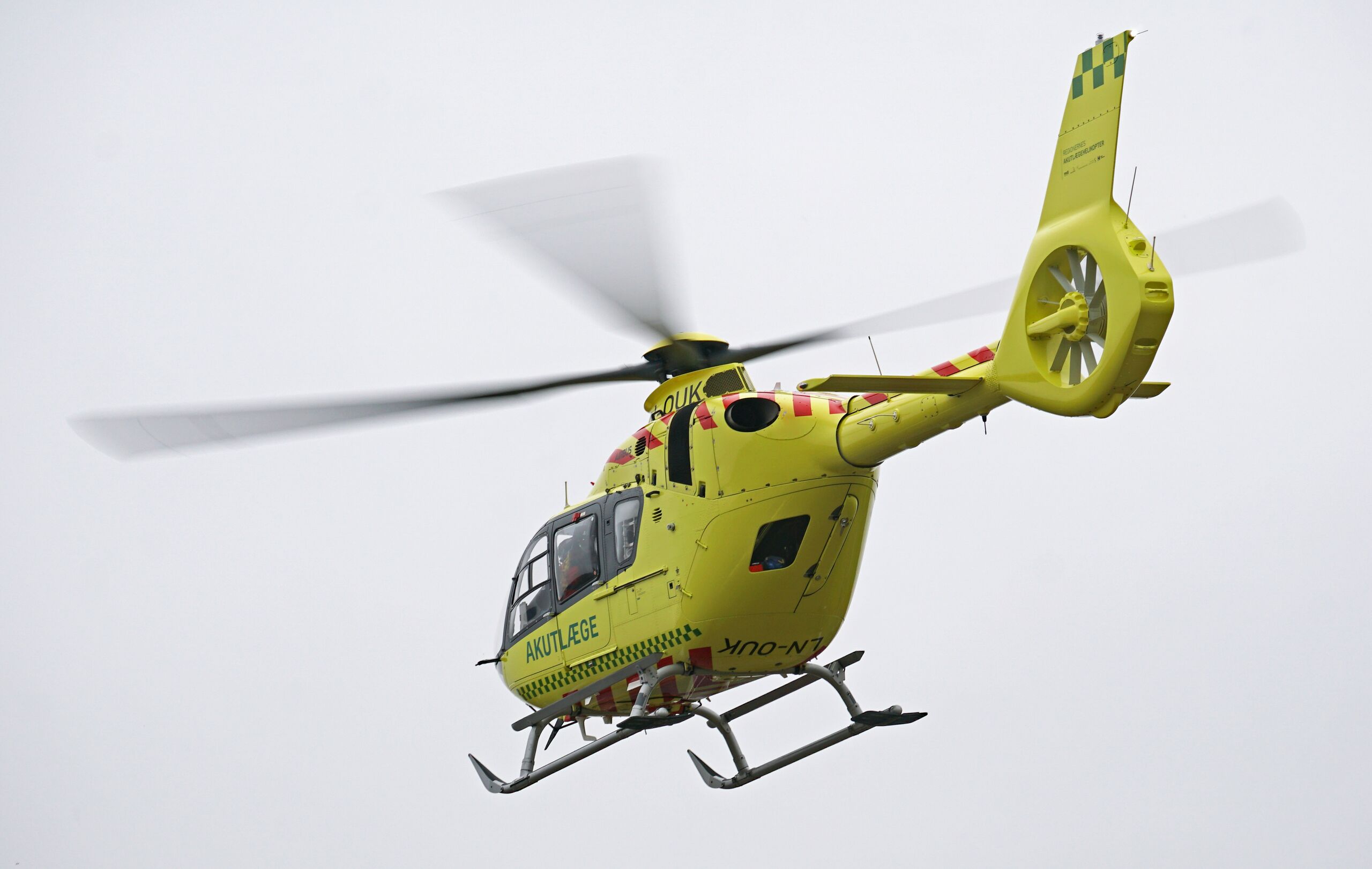 Un muerto y un herido grave al chocar un camión y un coche en Sevilla