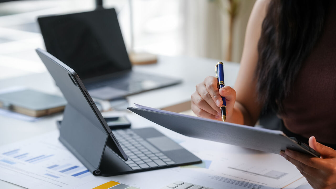 Lo que necesitas saber antes de ser autónomo en España: cuotas por ingresos reales, impuestos y obligaciones en 2026