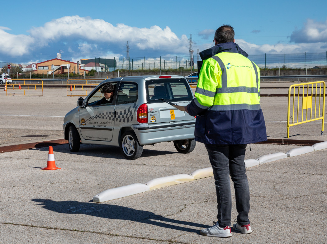 La DGT gasta 45.000 euros en sombrillas por el calor que pasan sus examinadores