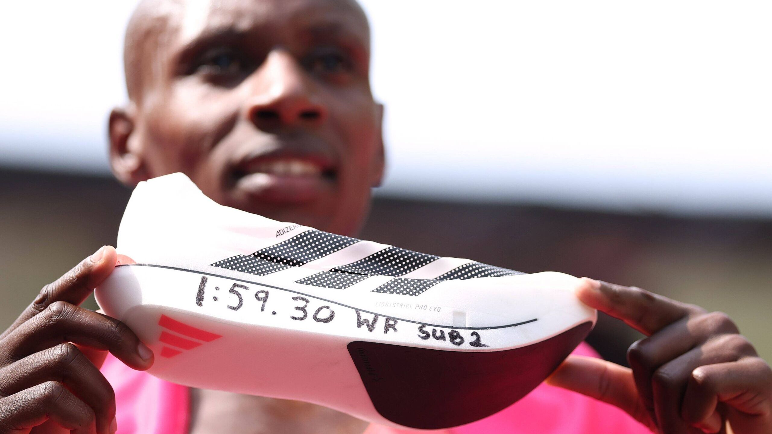 Las zapatillas de 500 euros con las que se ha bajado de las dos horas en maratón