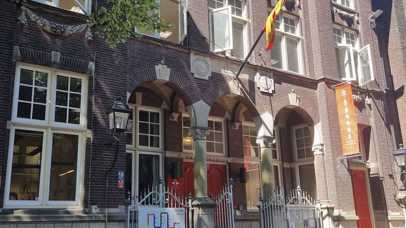 Embargan la sede del Instituto Cervantes en los Países Bajos por los impagos de Sánchez a las renovables