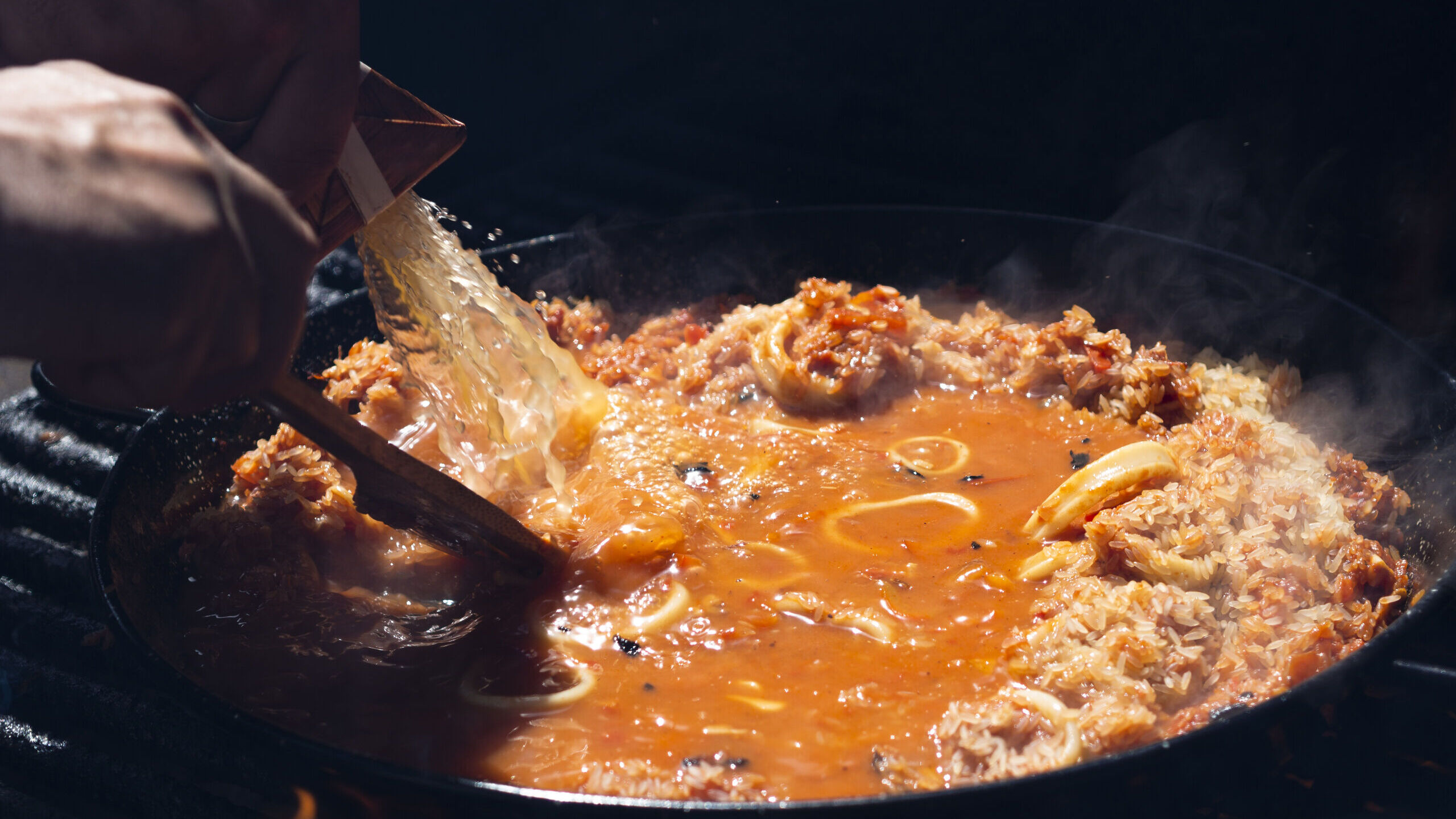 El secreto de la paella perfecta: la ciencia detrás del fuego y el acero