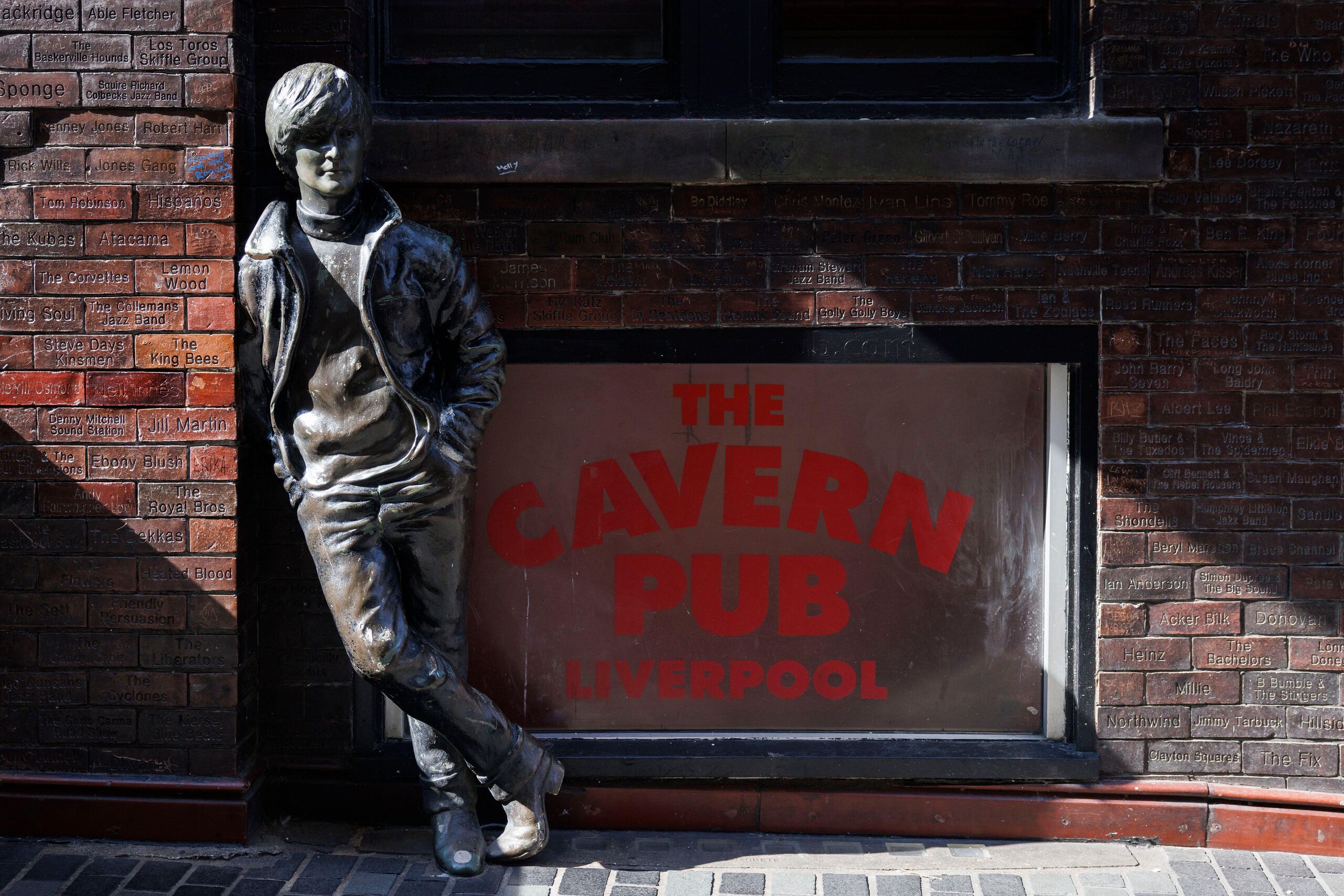El viaje de locura de dos veinteañeras para seguir el rastro de los Beatles por todo Liverpool