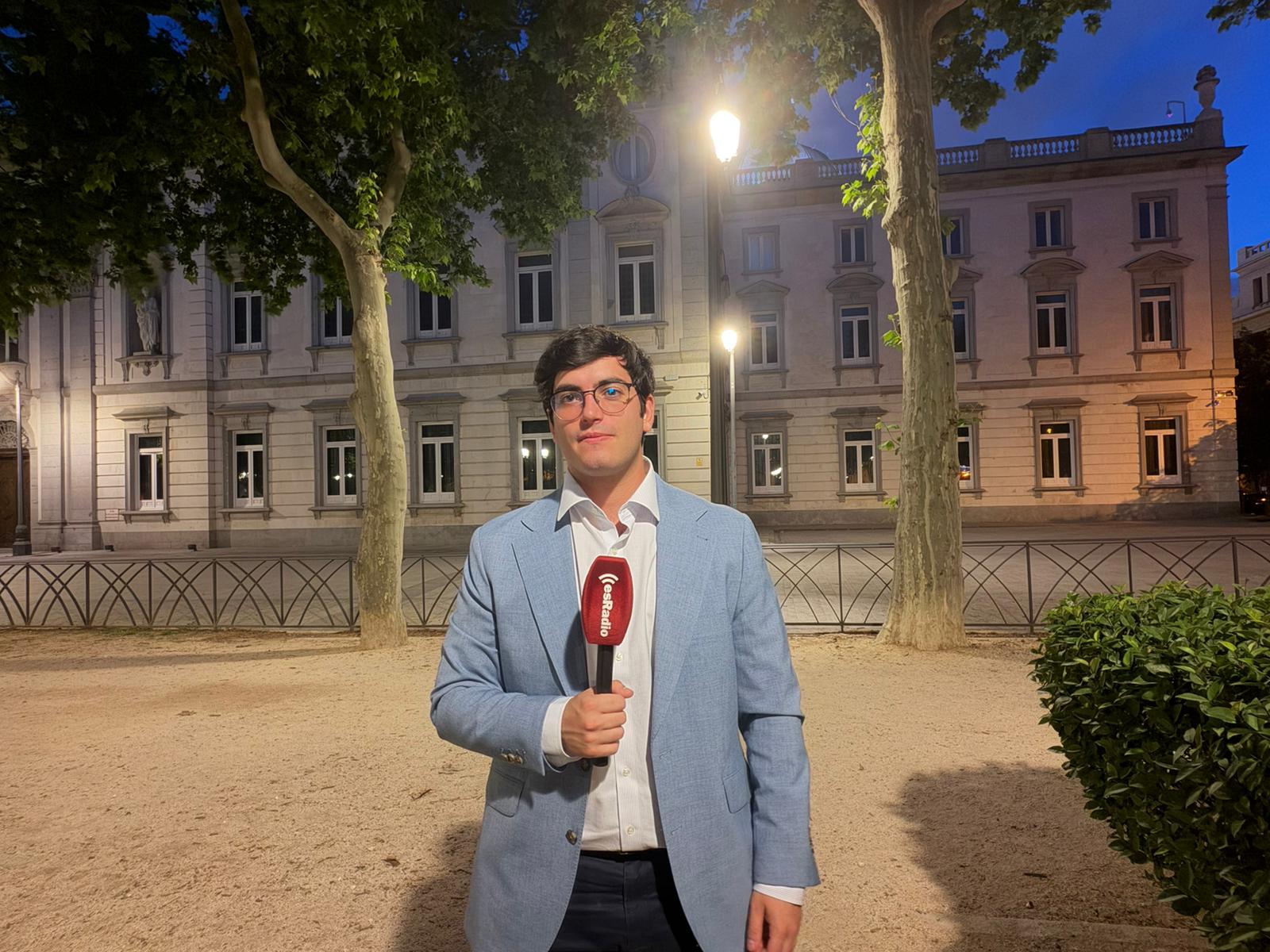 Aldama se viste de luces y banderillea a Sánchez