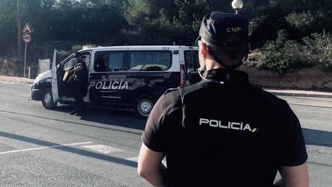 Muere un hombre tras ser apuñalado en plena calle en Ibiza