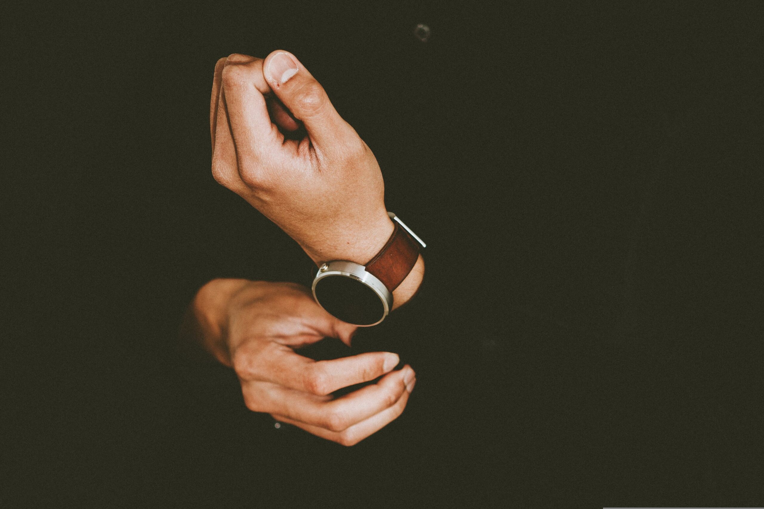 La razón por la que la tradición dicta llevar el reloj en la mano no dominante