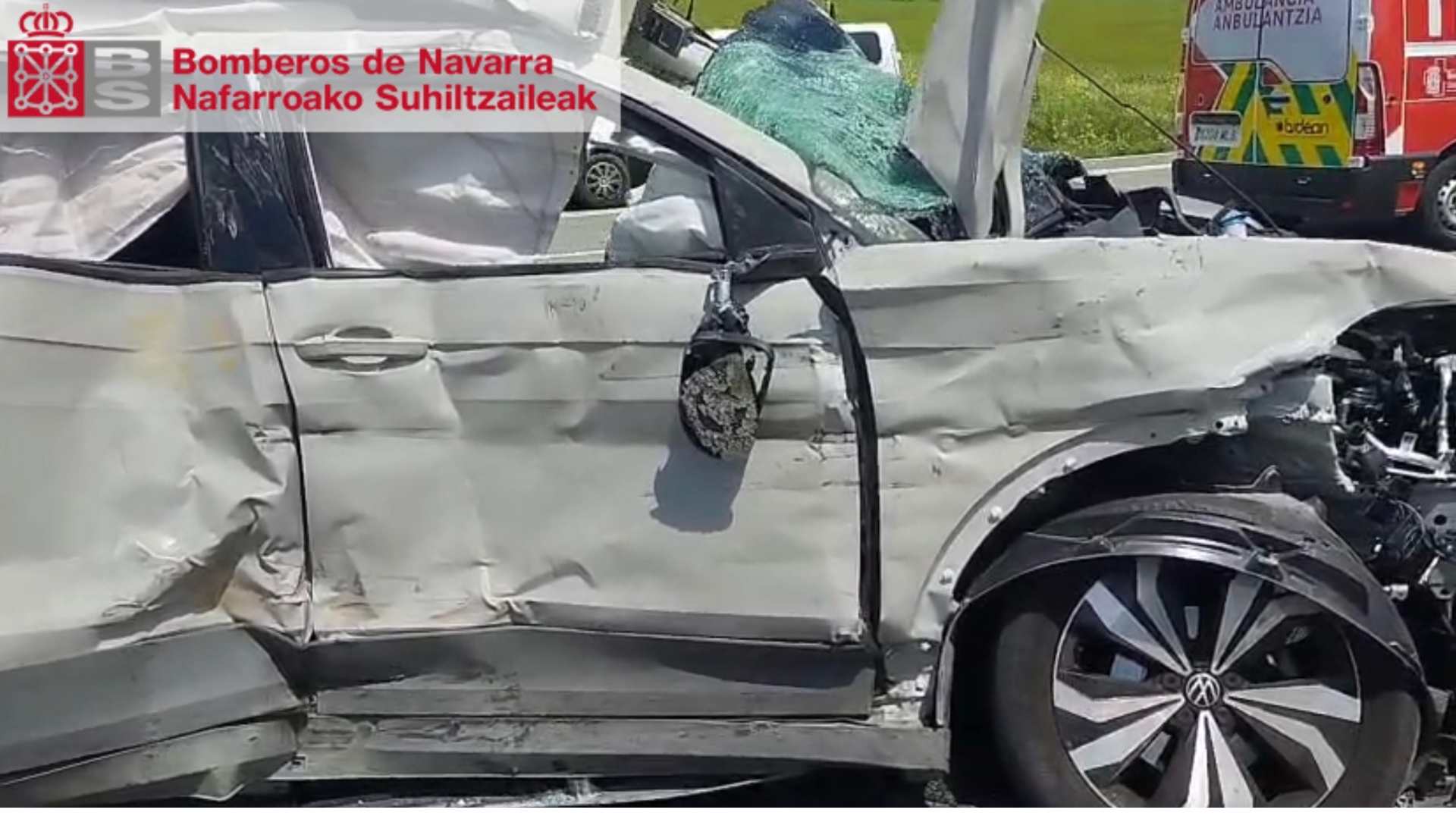 Herida muy grave una joven tras quedar atrapada en un choque contra un camión