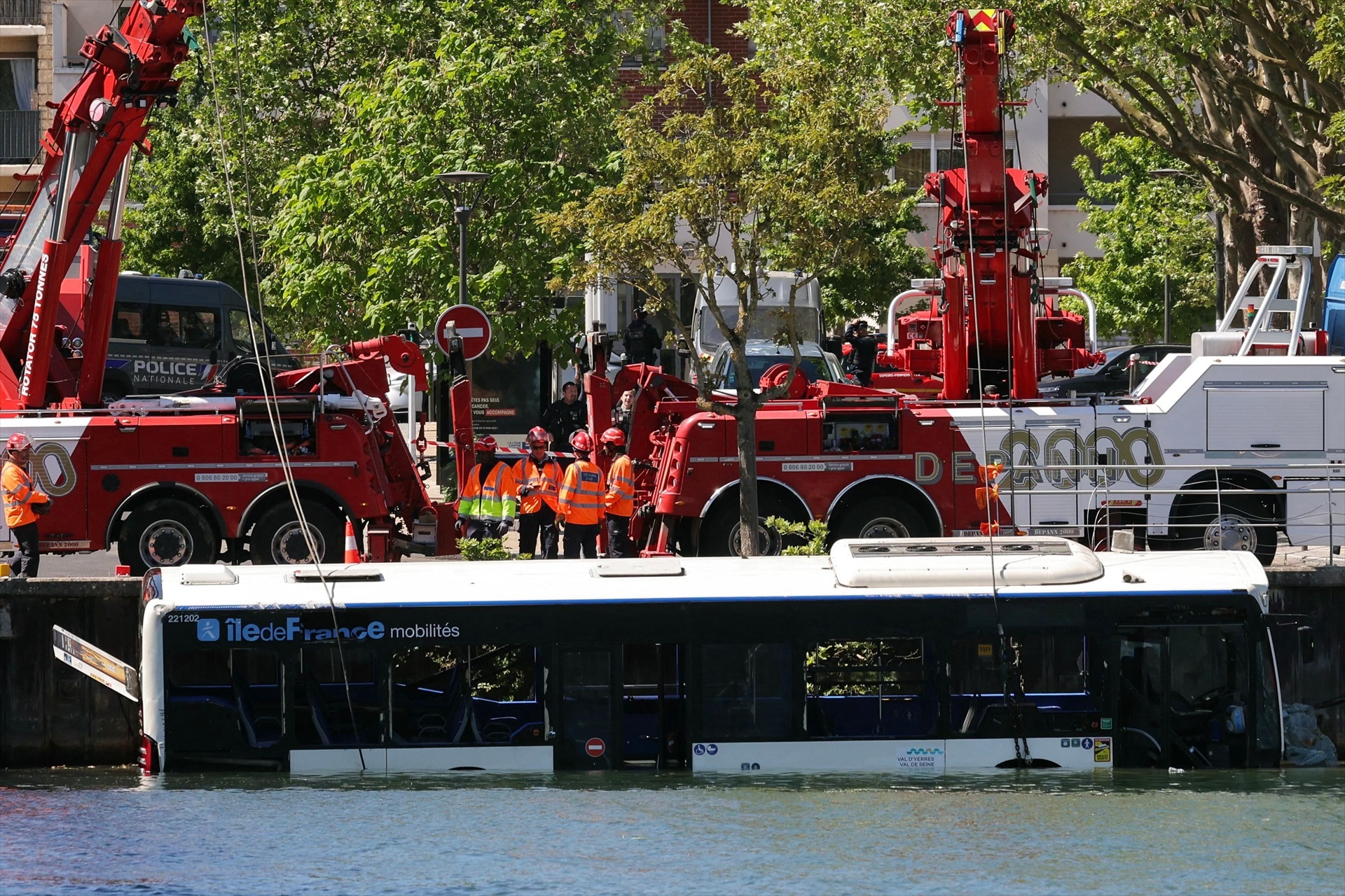 Rescatan a cuatro personas después de que una conductora en prácticas hundiera un autobús en el río Sena