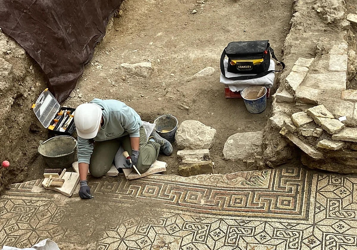Descubren un mosaico romano "con una ornamentación realmente excepcional" en Écija