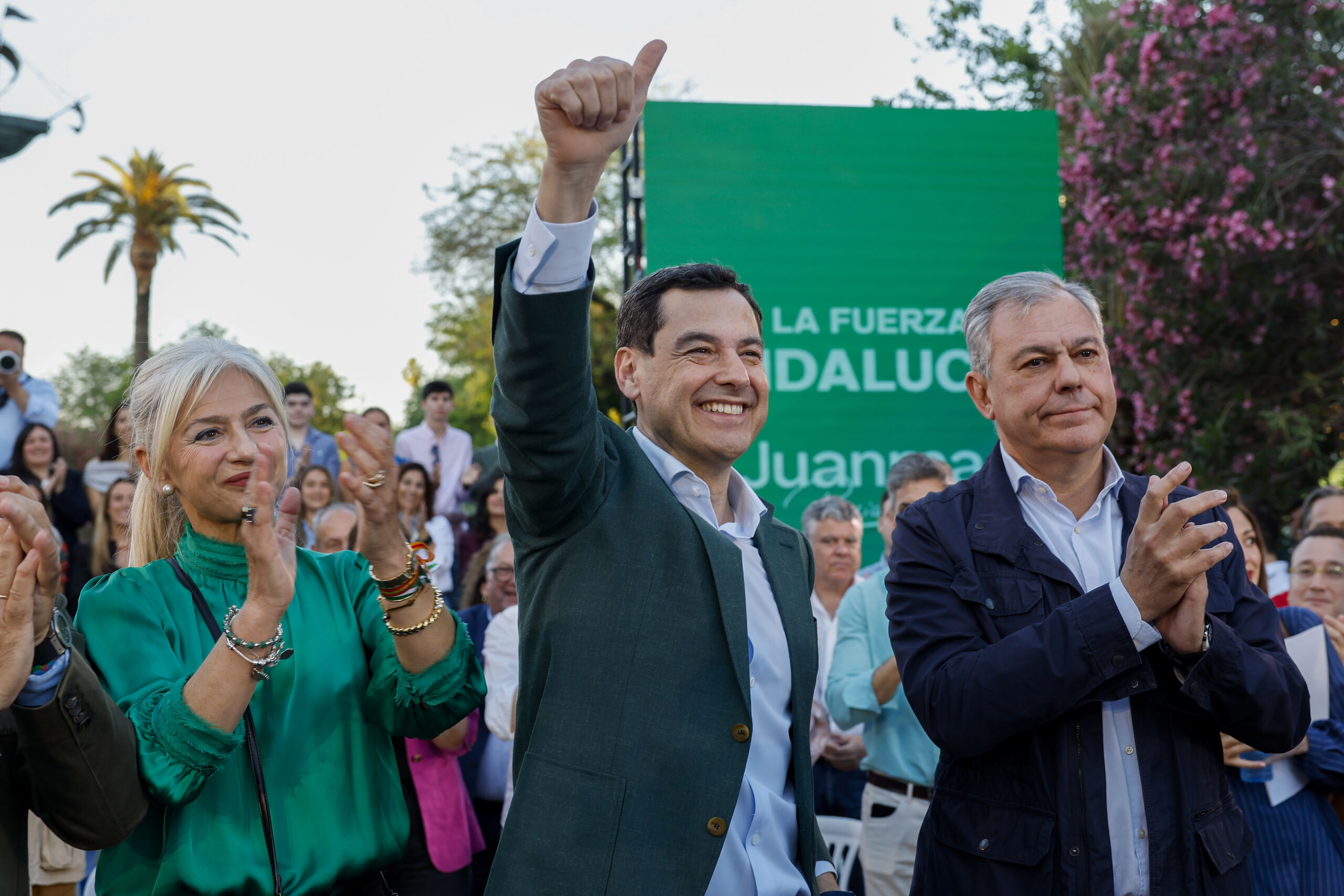 ¿Es Juanma Moreno el cantante de 'Kilómetro Sur', su ya famosa sintonía de campaña?
