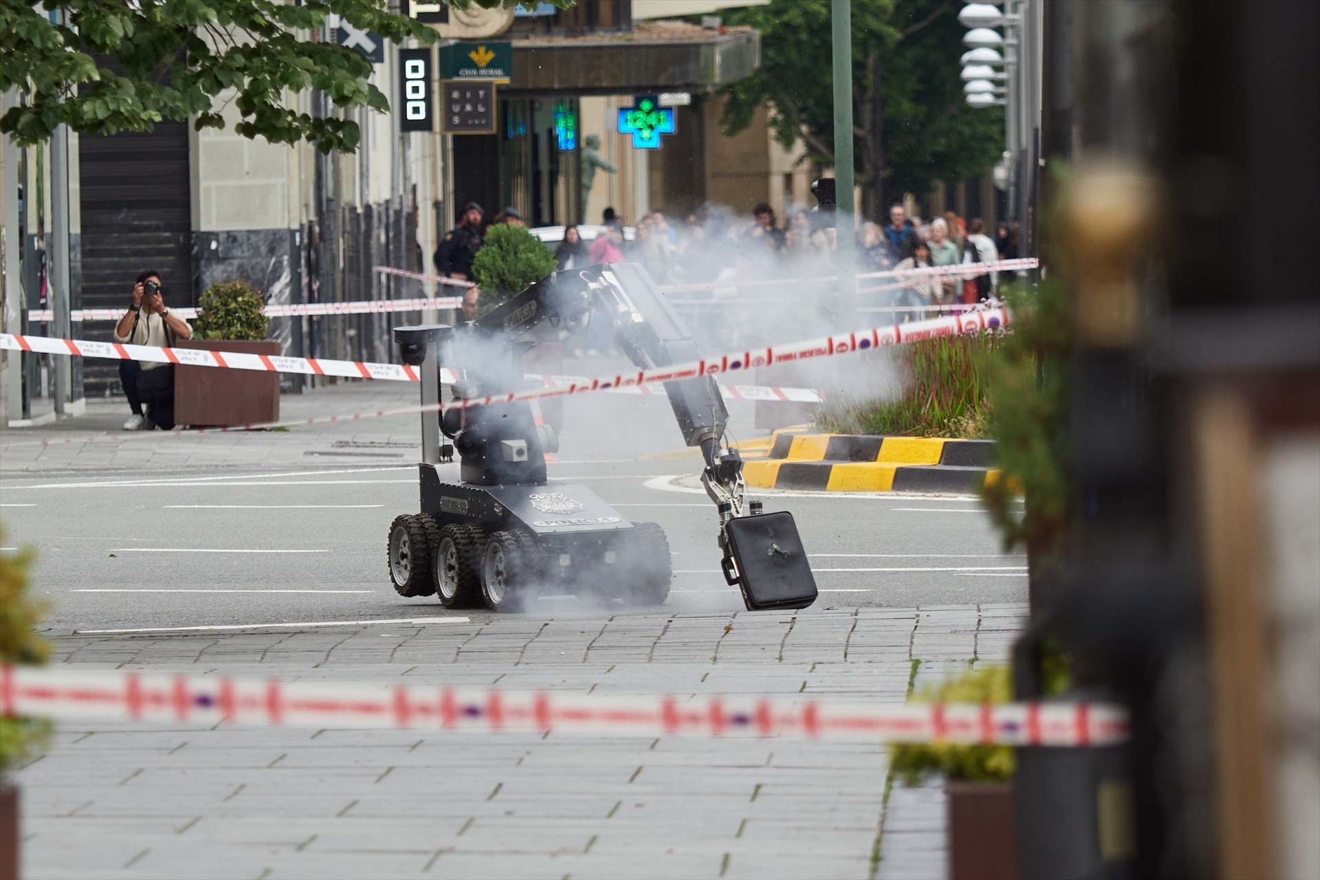 Los TEDAX de la Policía Nacional detonan un maletín sospechoso en el centro de Pamplona