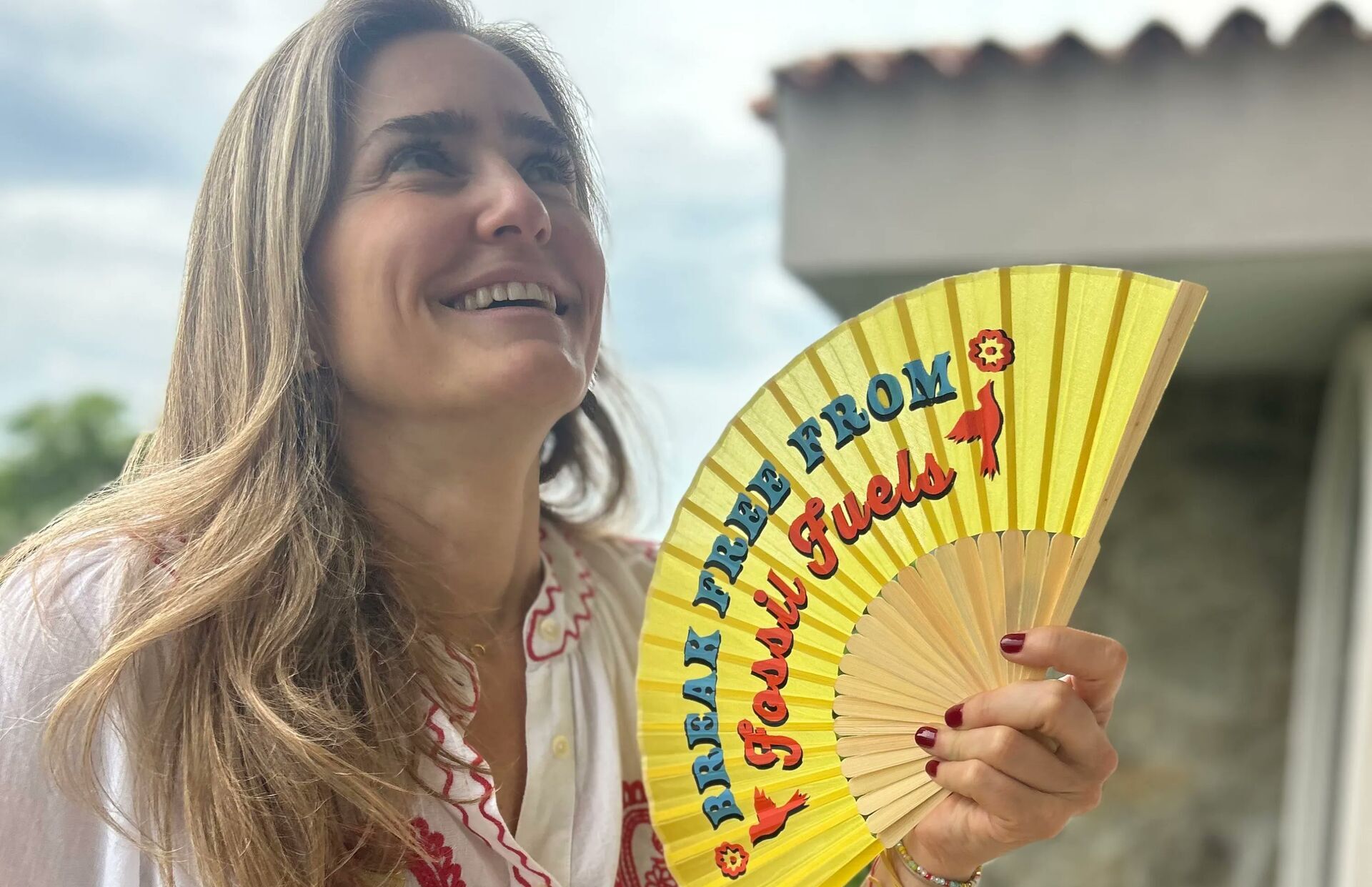 Chocante posado con abanico de Aagesen contra los combustibles fósiles: "Estamos en manos de pijos 'happyflower'"