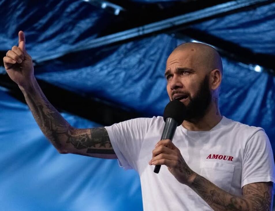Dani Alves reaparece como predicador ante 35.000 personas en el Metropolitano: "En la cárcel, Cristo me hizo libre"