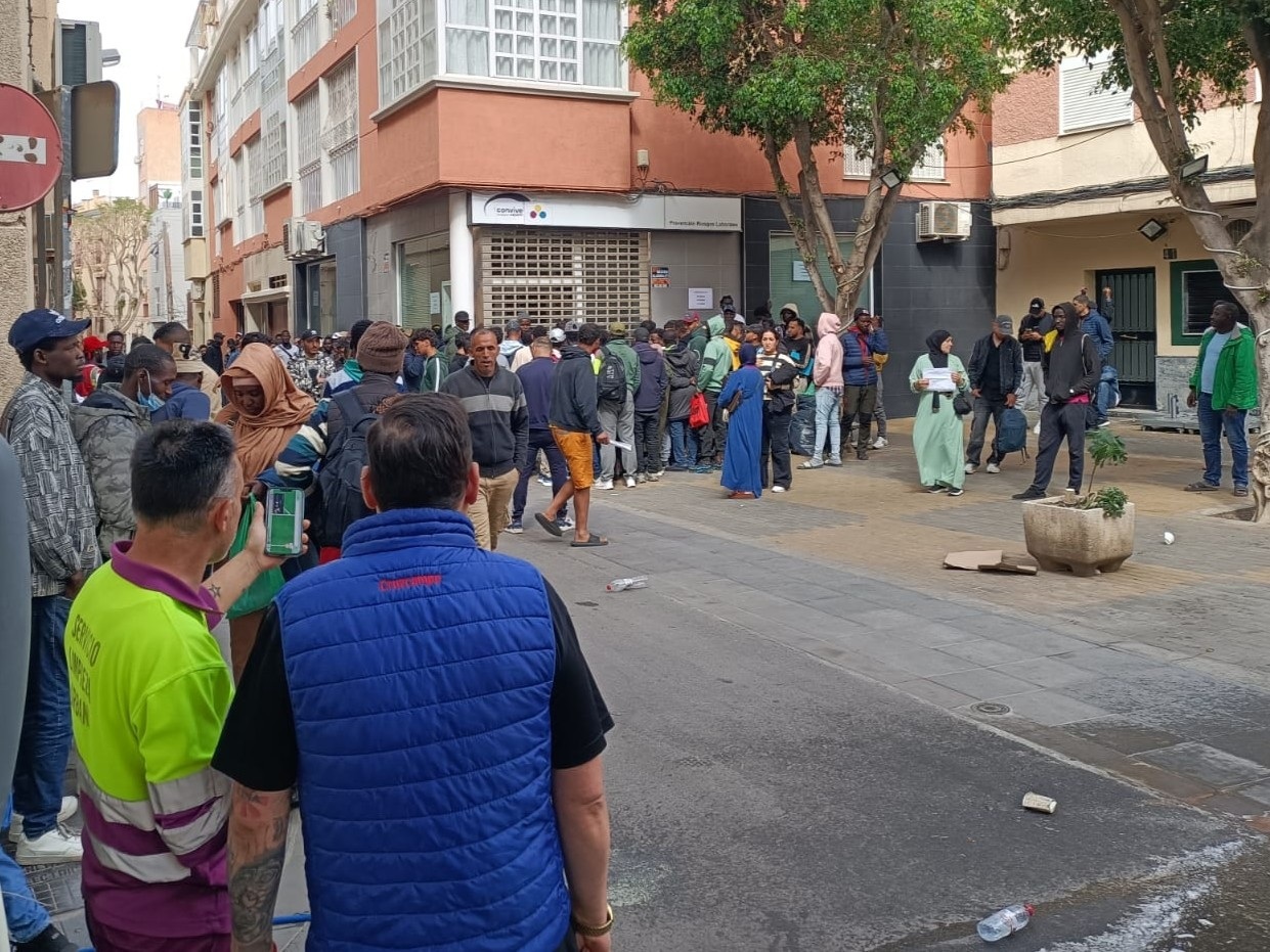 Ticket de compra, libros de la biblioteca o una foto en la feria: la tromba de pruebas para la regularización de Sánchez