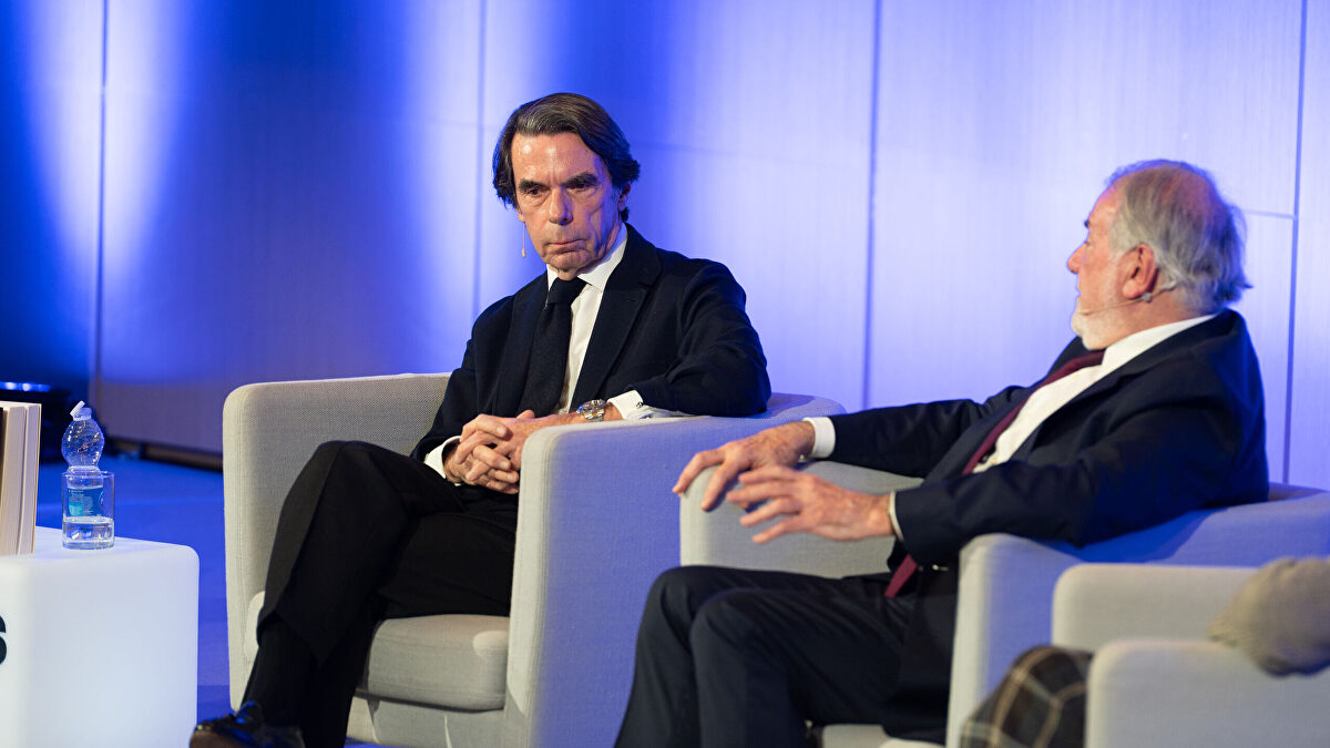 Aznar recuerda a Sánchez sus lazos con Bildu el día en que muere Garaikoetxea
