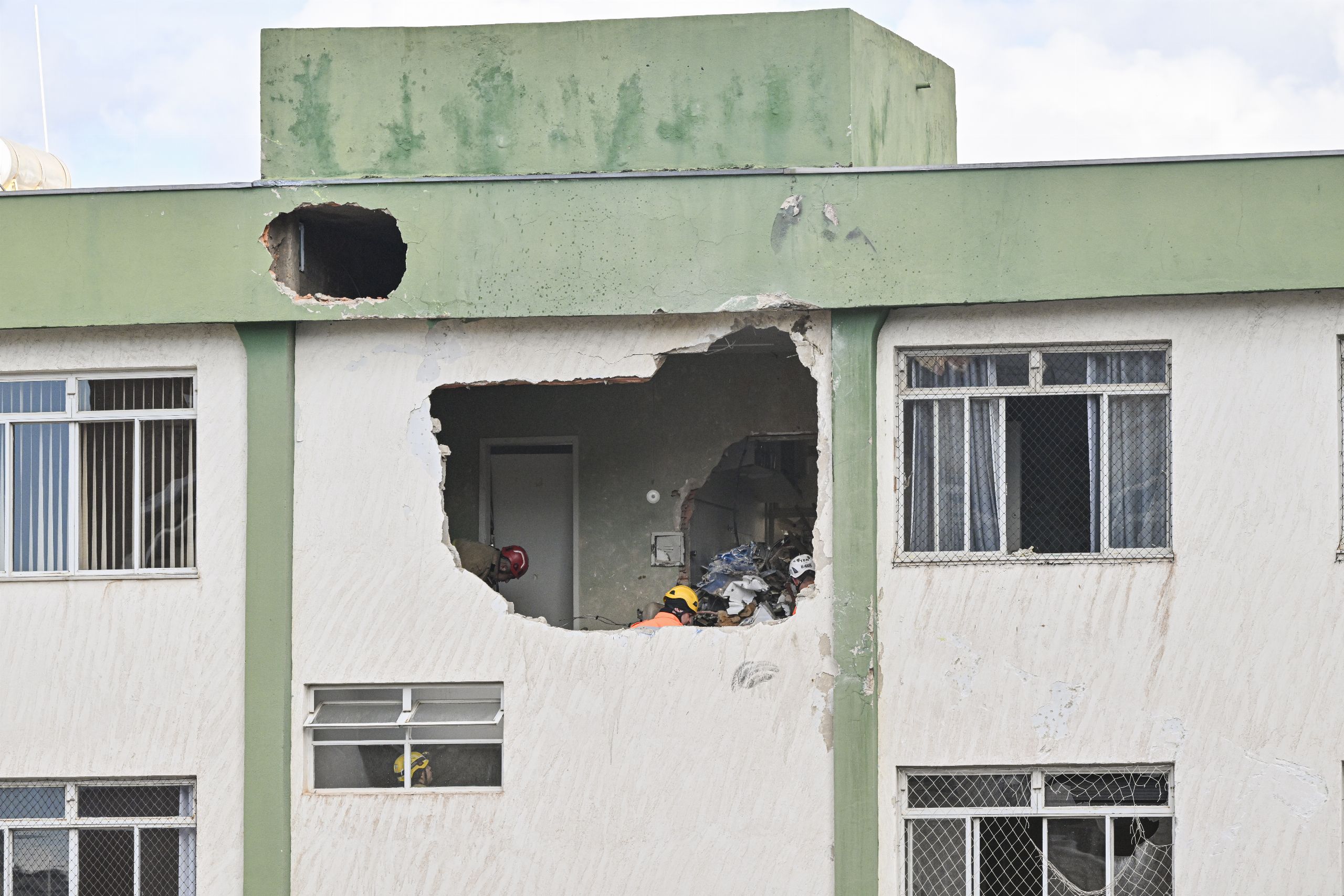 Dos muertos y tres heridos graves tras estrellarse una avioneta contra un edificio en Brasil