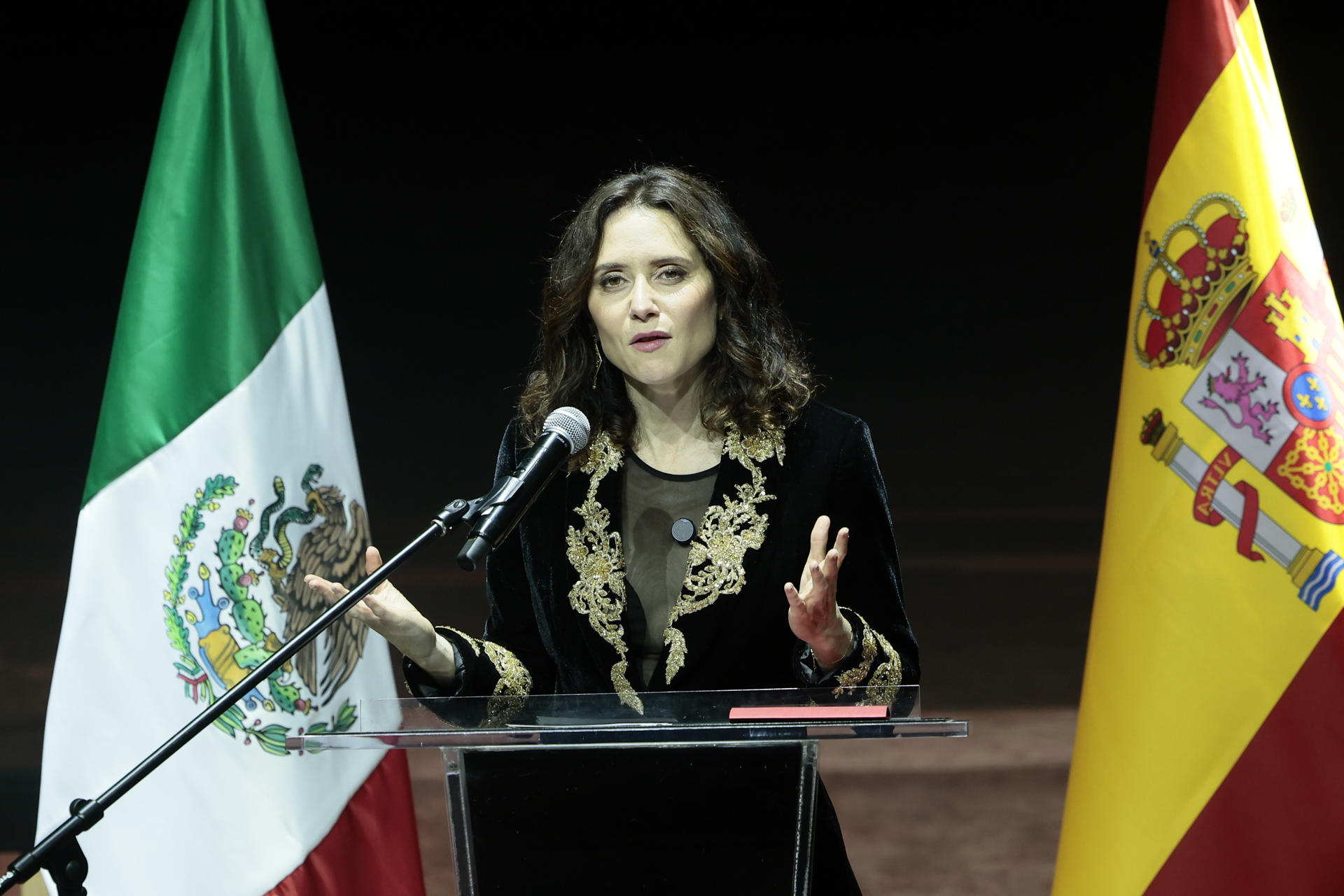 Ayuso homenajea a Hernán Cortés en México: "Habría que ser muy zotes para odiarnos"