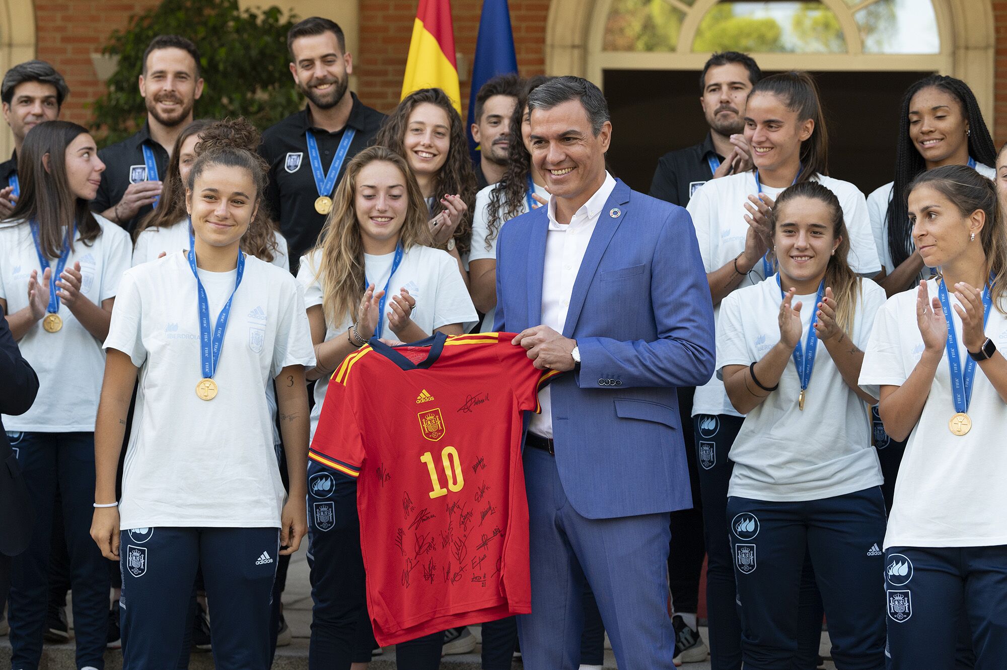 Indignación contra Sánchez por incluir la Liga Femenina en la Quiniela: "Otra cuota de género más"