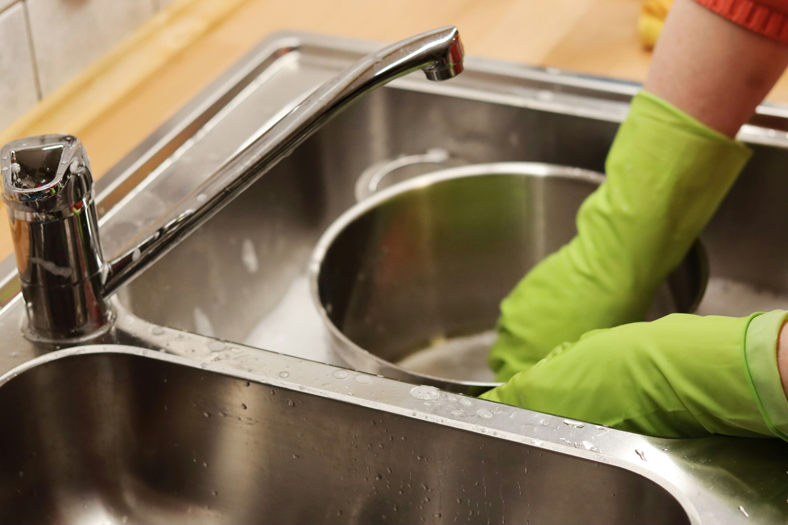 Ni lejía ni detergente: este es el producto que limpia tu cocina mejor y casi gratis