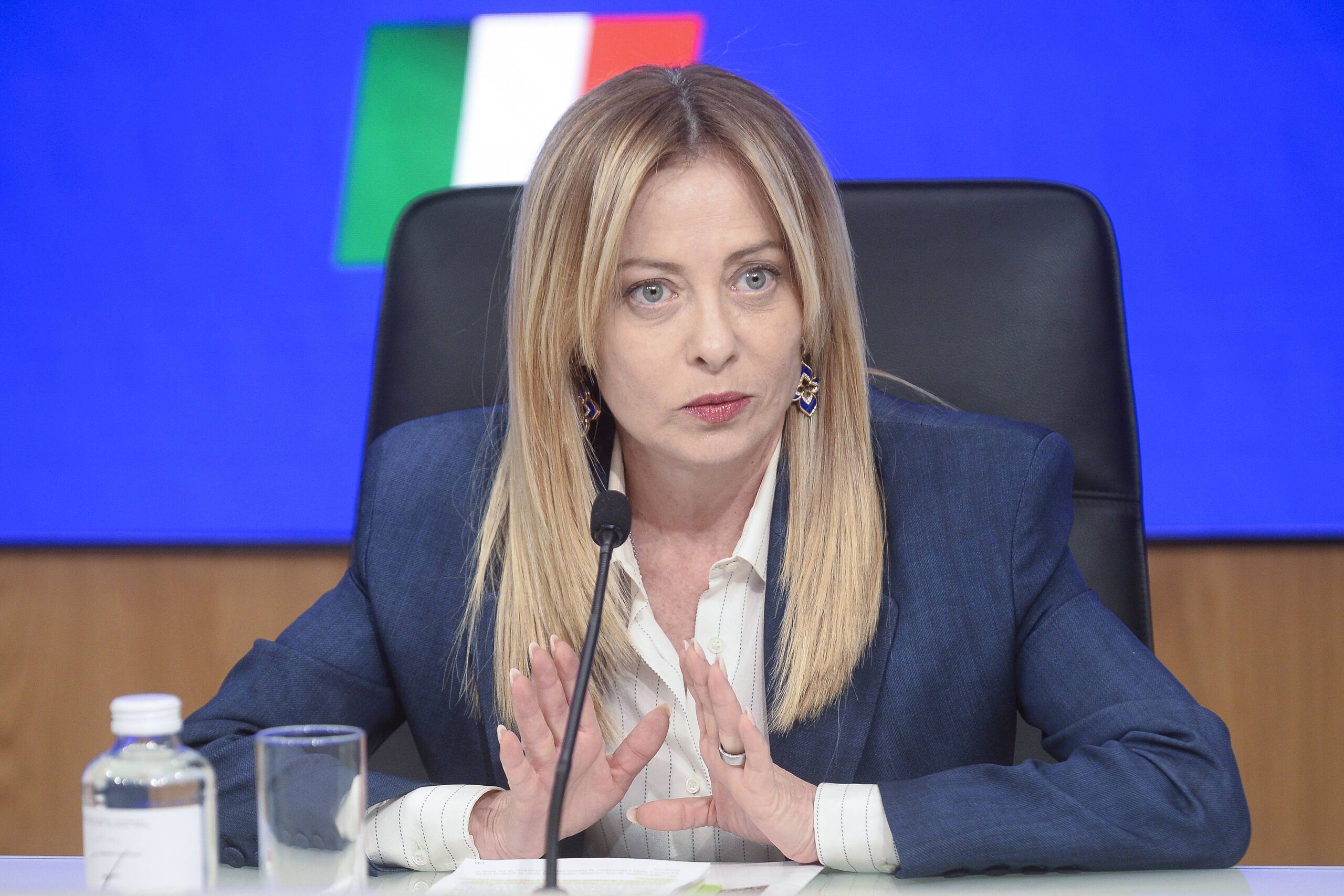 Meloni da una lección a Sánchez: así es su ley para acelerar el desalojo de okupas