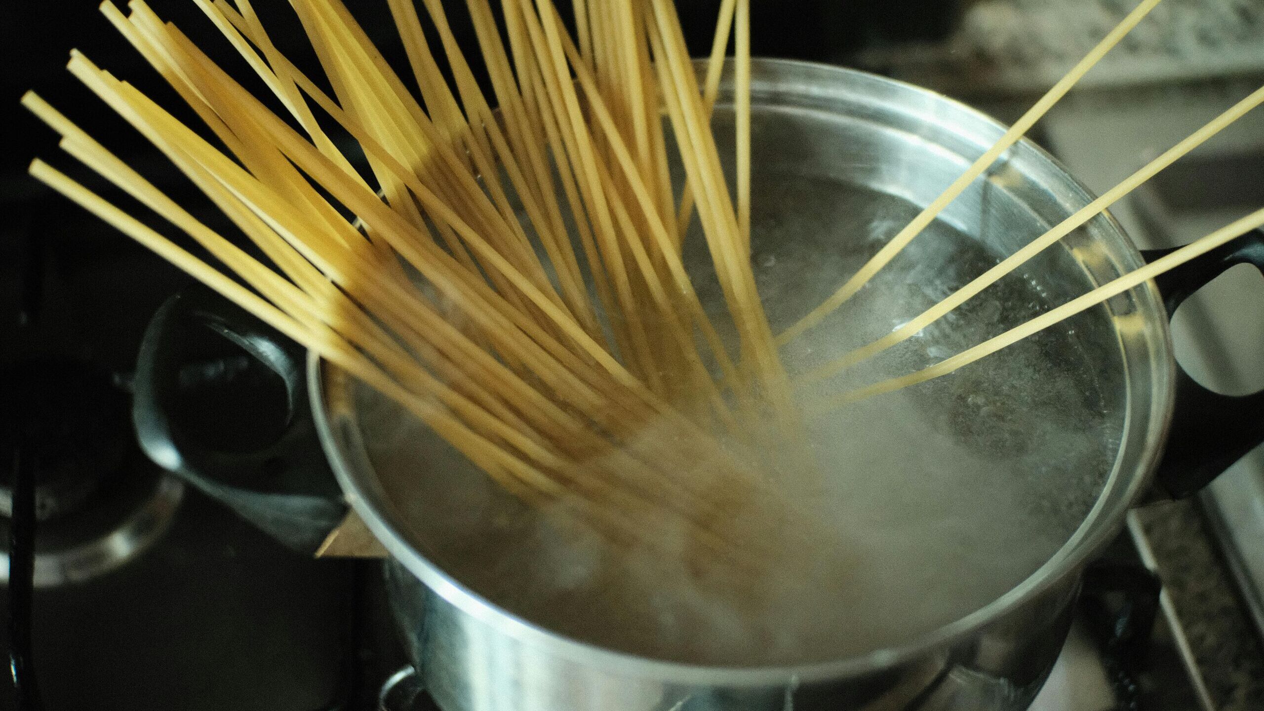 El 'oro' que tiras al fregadero cada vez que cocinas pasta