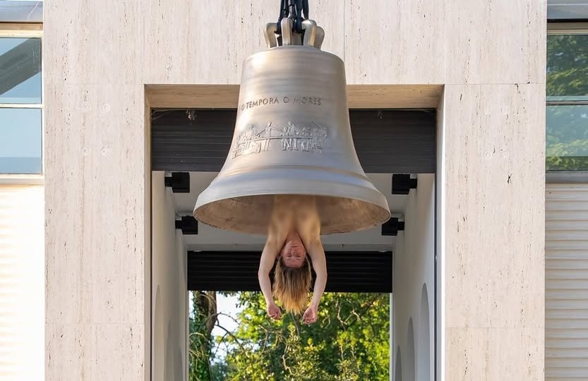Una artista se cuelga desnuda en una campana en la Bienal de Venecia