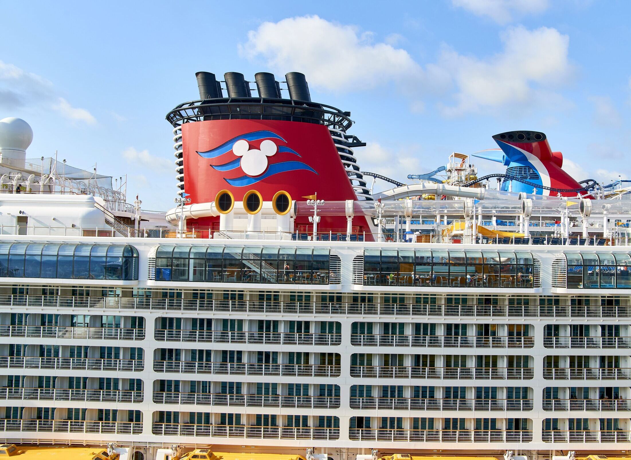 La tripulación de un crucero de Disney, detenida ante los pasajeros por delitos de pornografía infantil