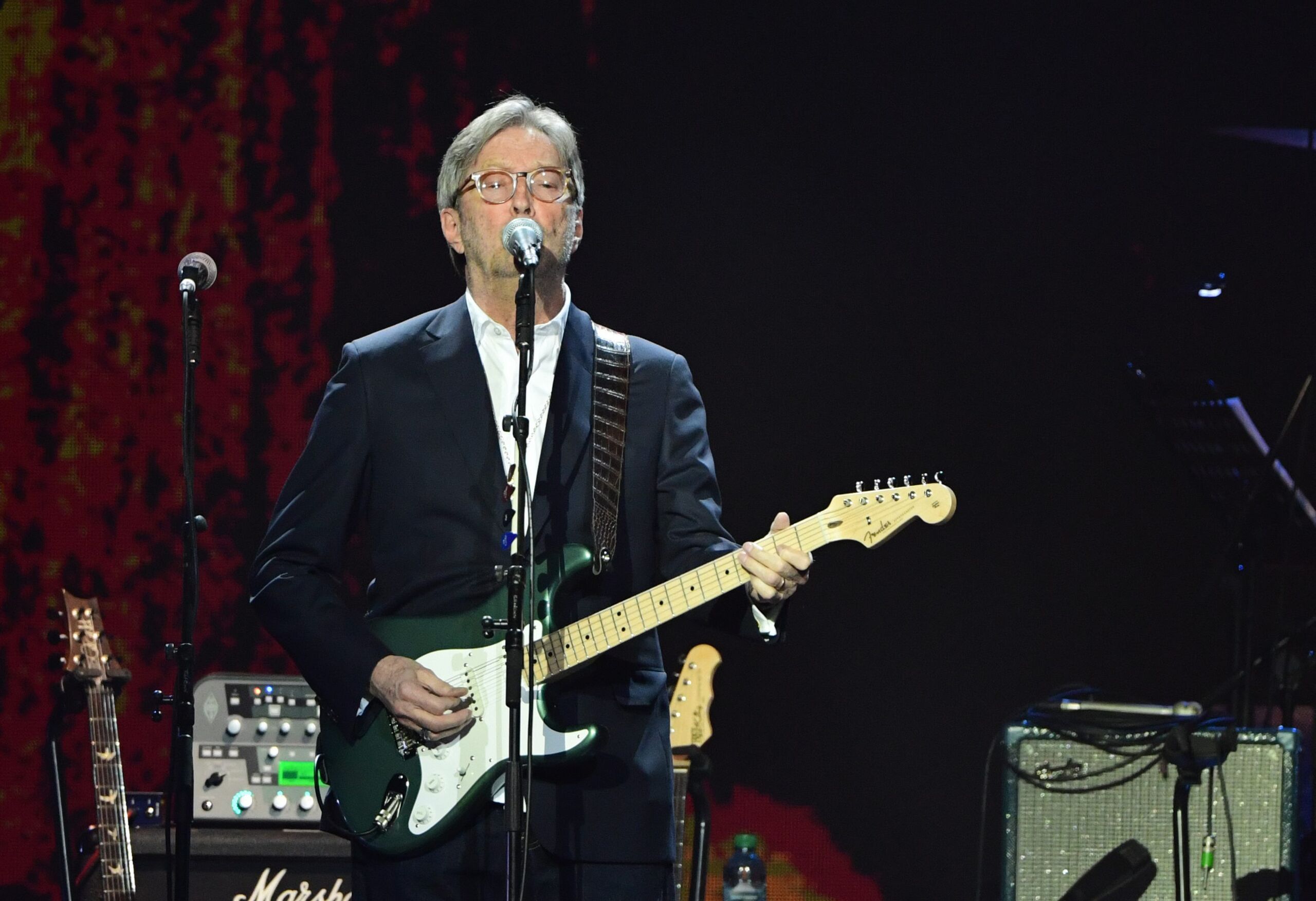 Eric Clapton abandona su concierto en Madrid tras ser golpeado por el vinilo de un fan