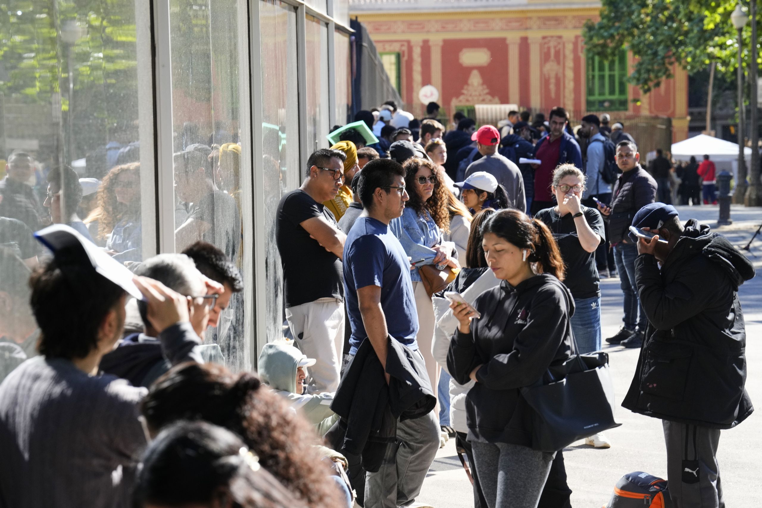 Zaragoza estalla contra el Gobierno: exigirá que pague el coste de la regularización de inmigrantes