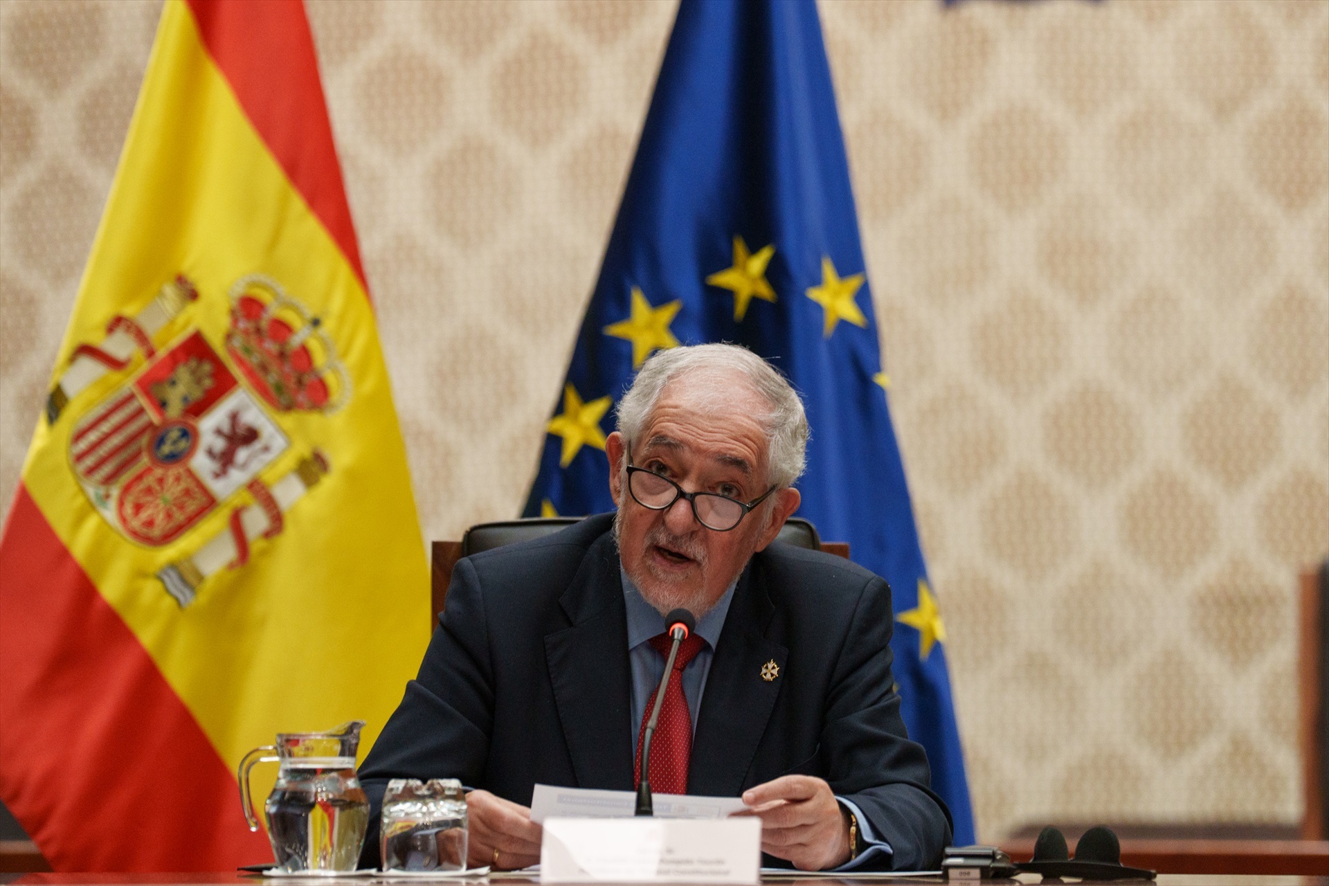Conde-Pumpido gasta 15.000 euros en corbatas y pañuelos y pone un desfibrilador en su coche oficial
