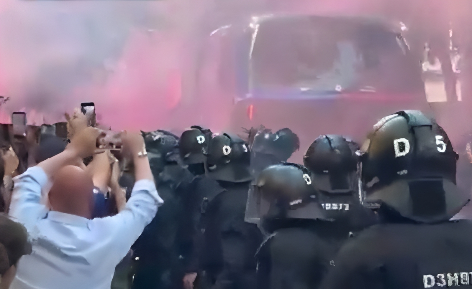 Aficionados culés lanzan piedras... ¡contra el autobús del Barça!
