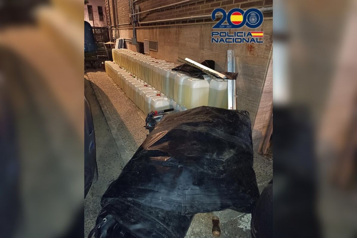 Detenido en Almería con más de 3.000 litros de gasolina para 'petaqueo' en una furgoneta
