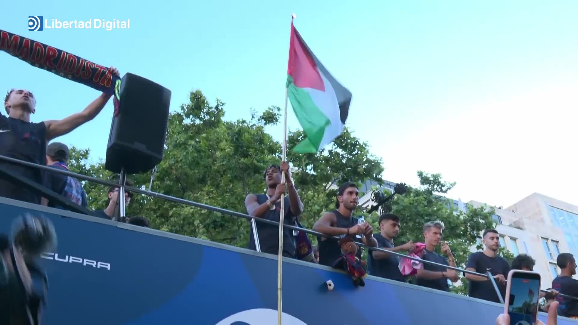 Lamine Yamal ondea la bandera palestina en las celebraciones del Barça