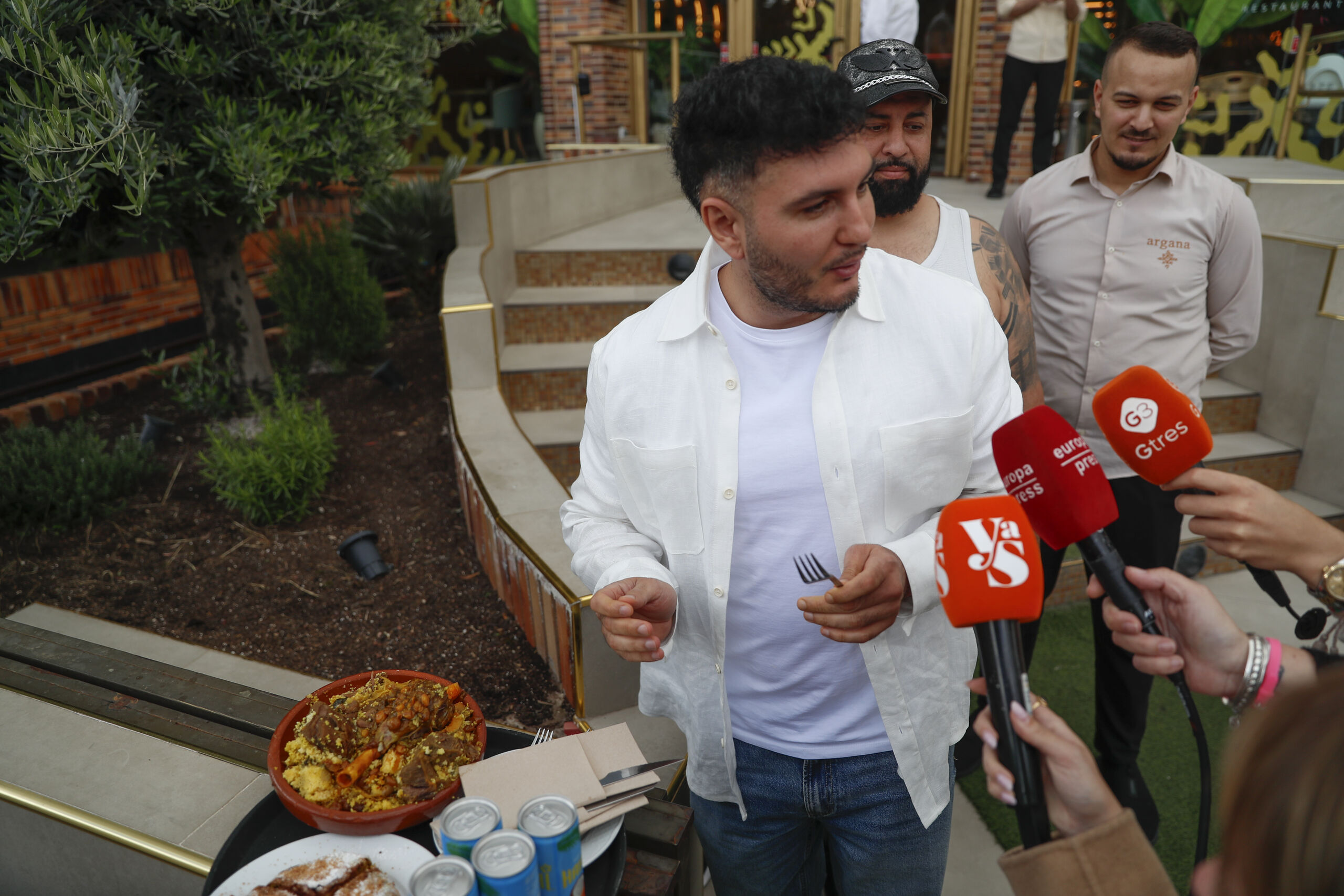Omar Montes se ríe de la prensa en pleno revuelo por el embarazo de Rocío Muñoz