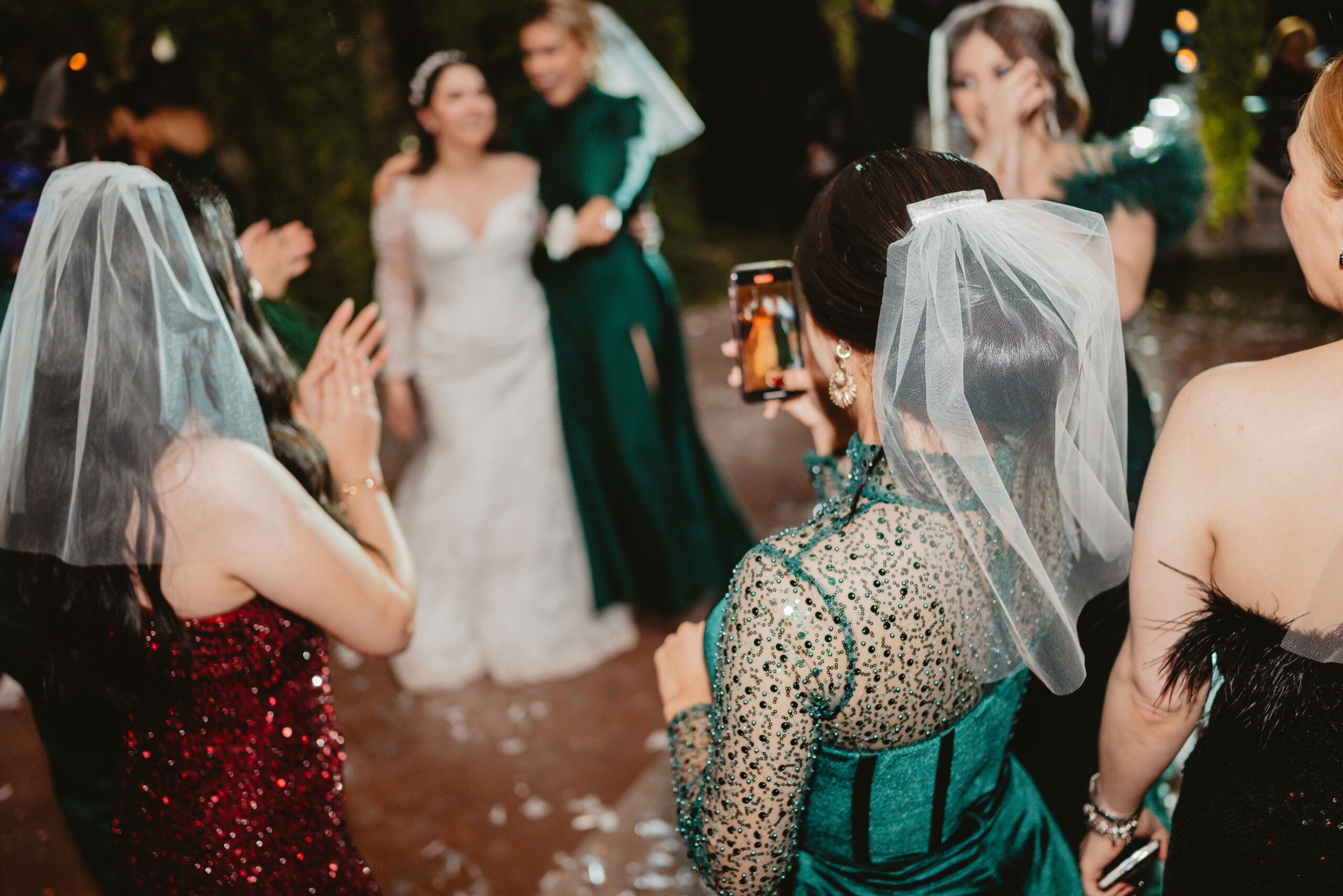 Un experto revela qué ocurre realmente cuando una invitada va de blanco a una boda