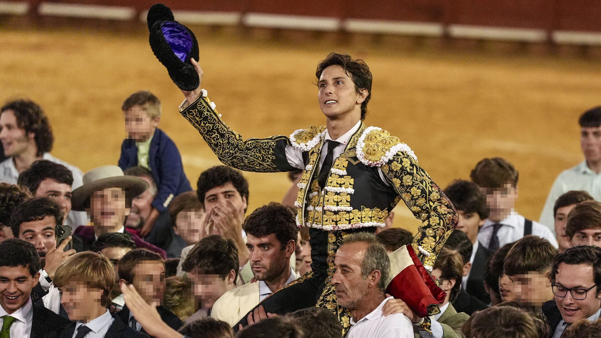 Cornada Roca Rey Roca Rey corta cuatro orejas en su reaparición en Jerez, donde también ...