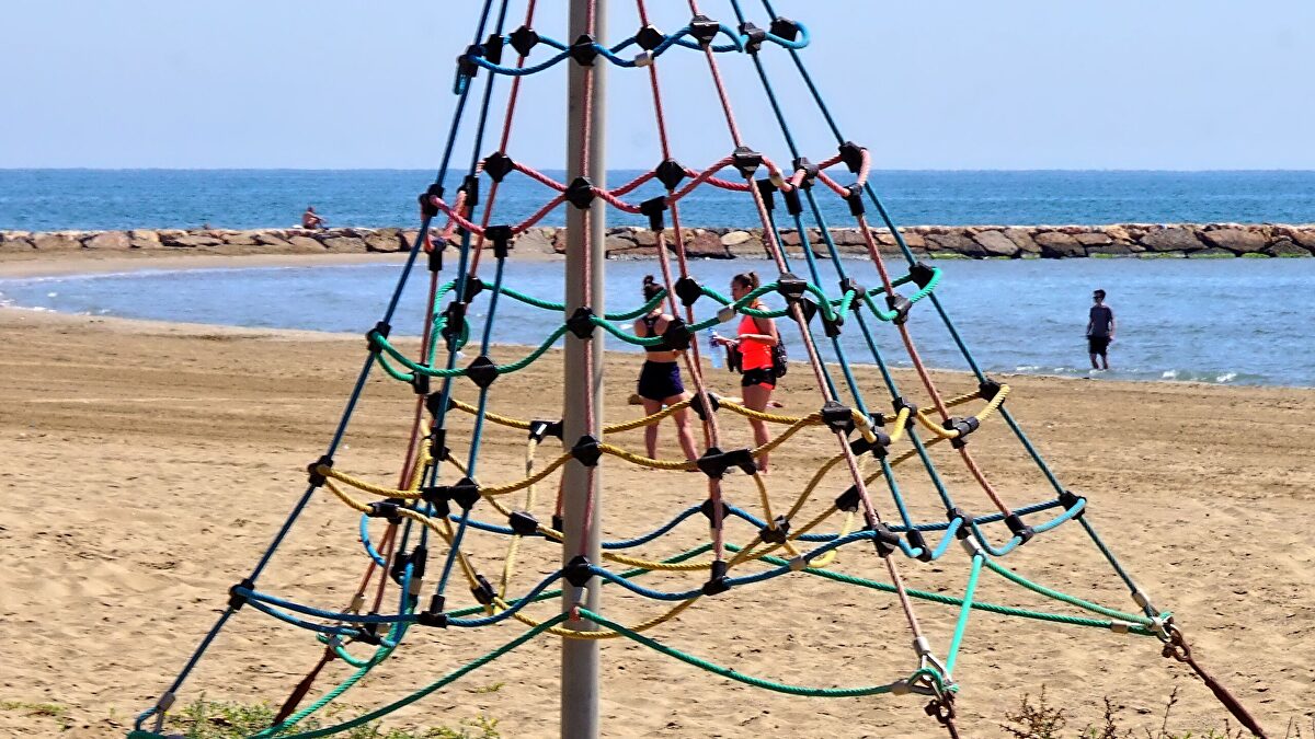 Fuerte contraste: sol y subida de temperaturas en la Península frente a las tormentas en Cataluña
