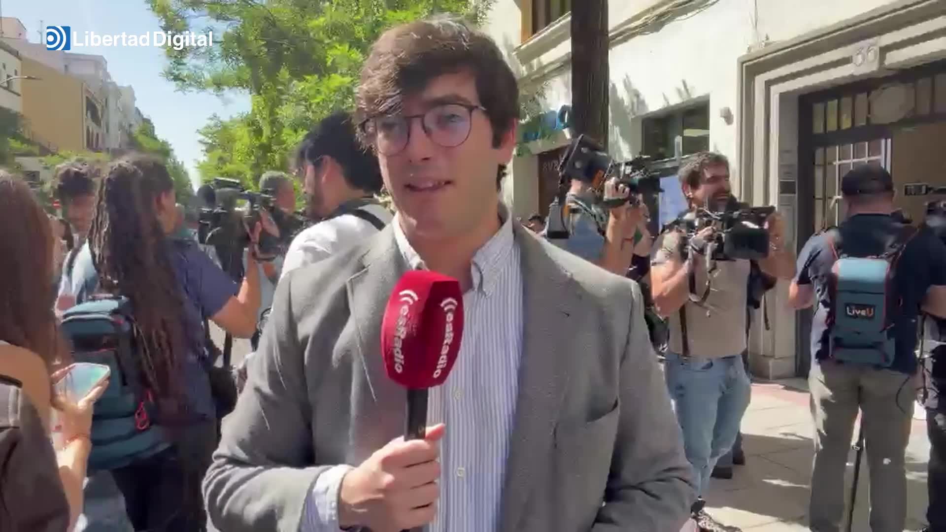 Agentes de la UDEF irrumpen en el despacho de Zapatero en Ferraz y se llevan varios maletines sellados