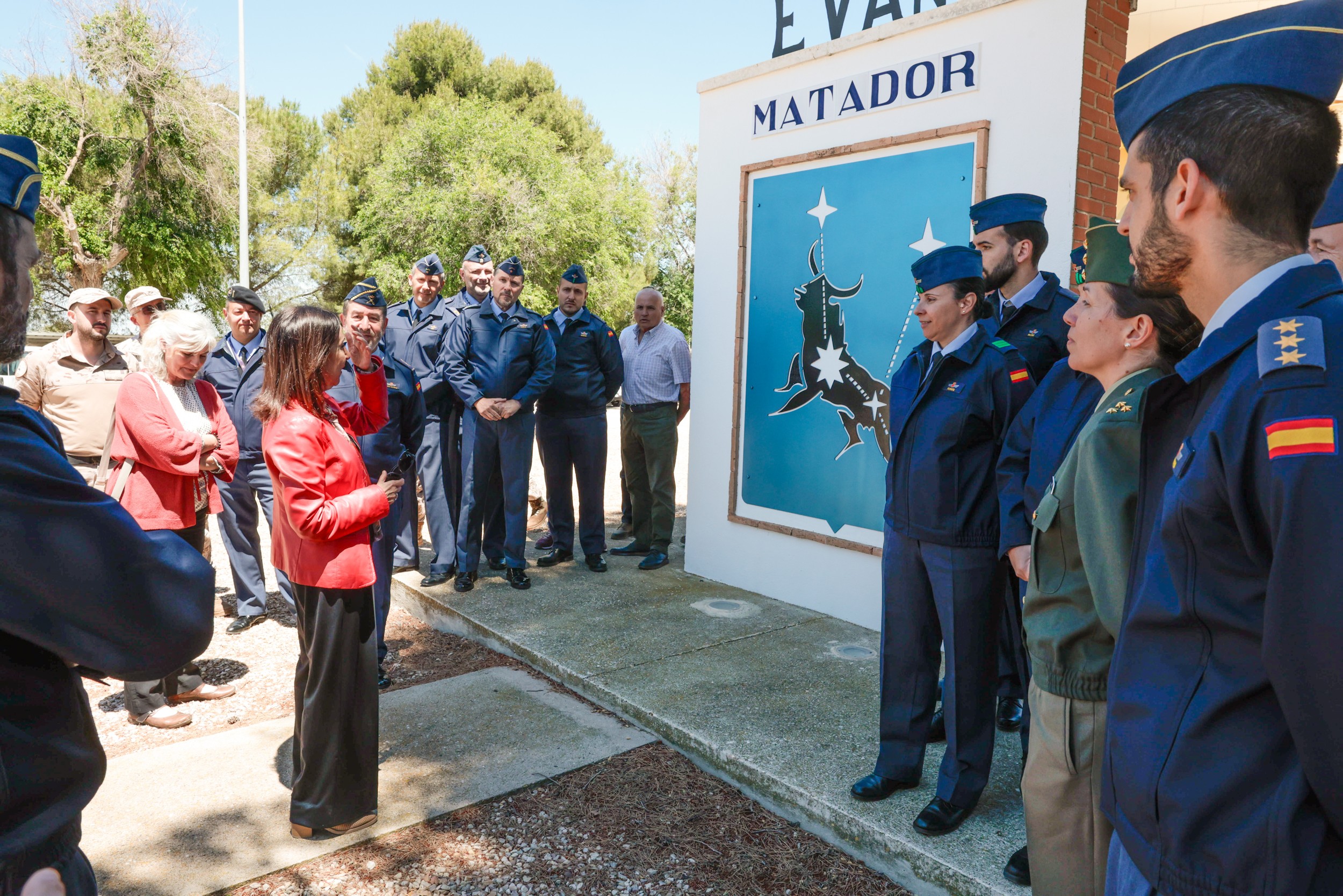 Robles visita el nuevo radar Lanza 3D del EVA 2, capaz de detectar cazas furtivos de quinta generación, drones y misiles