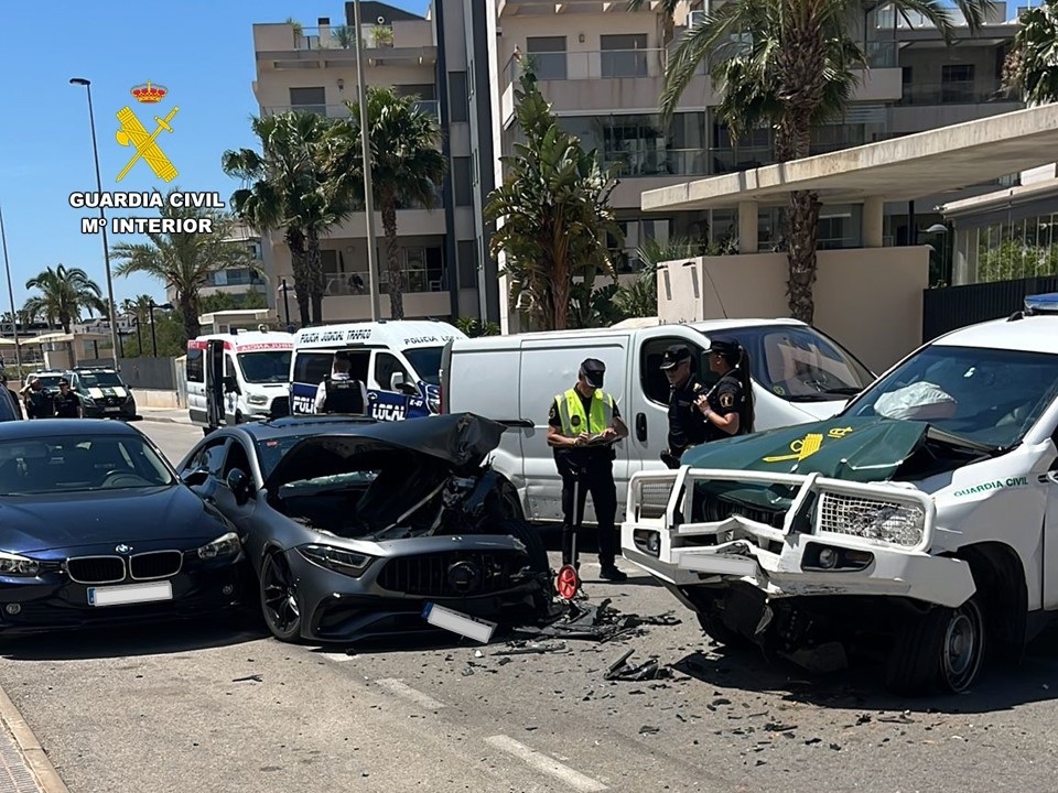 Persecución de película en Orihuela Costa: acaba en choque con la Guardia Civil y dos detenidos