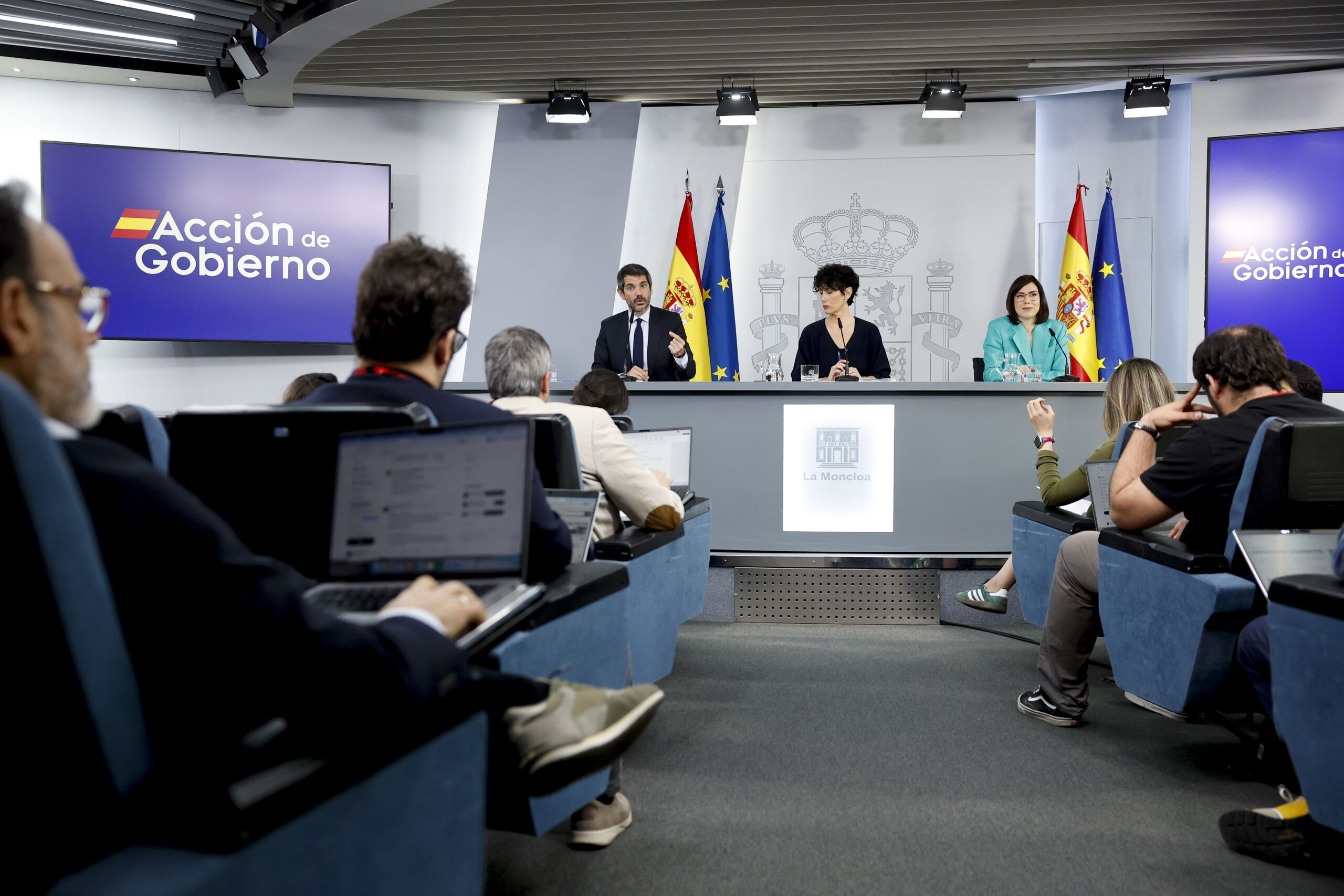 El Gobierno se vuelca con Zapatero tras la orden de Sánchez de "defender su buen nombre"