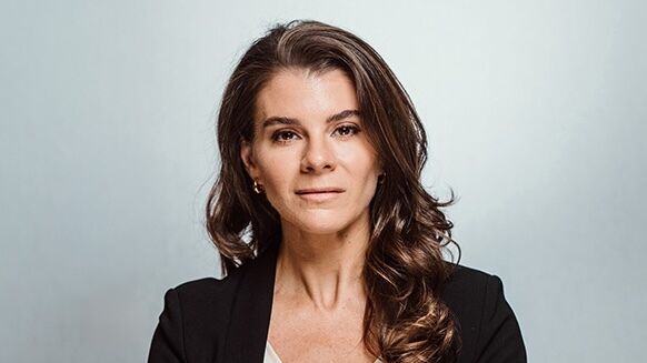 Ashley Messick, la rastreadora de activos que amenaza a España por los impagos de Sánchez a las renovables