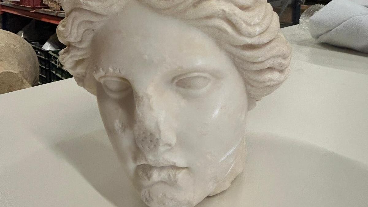 Encuentran un busto romano de valor 'incalculable' durante las obras en una playa de Alicante
