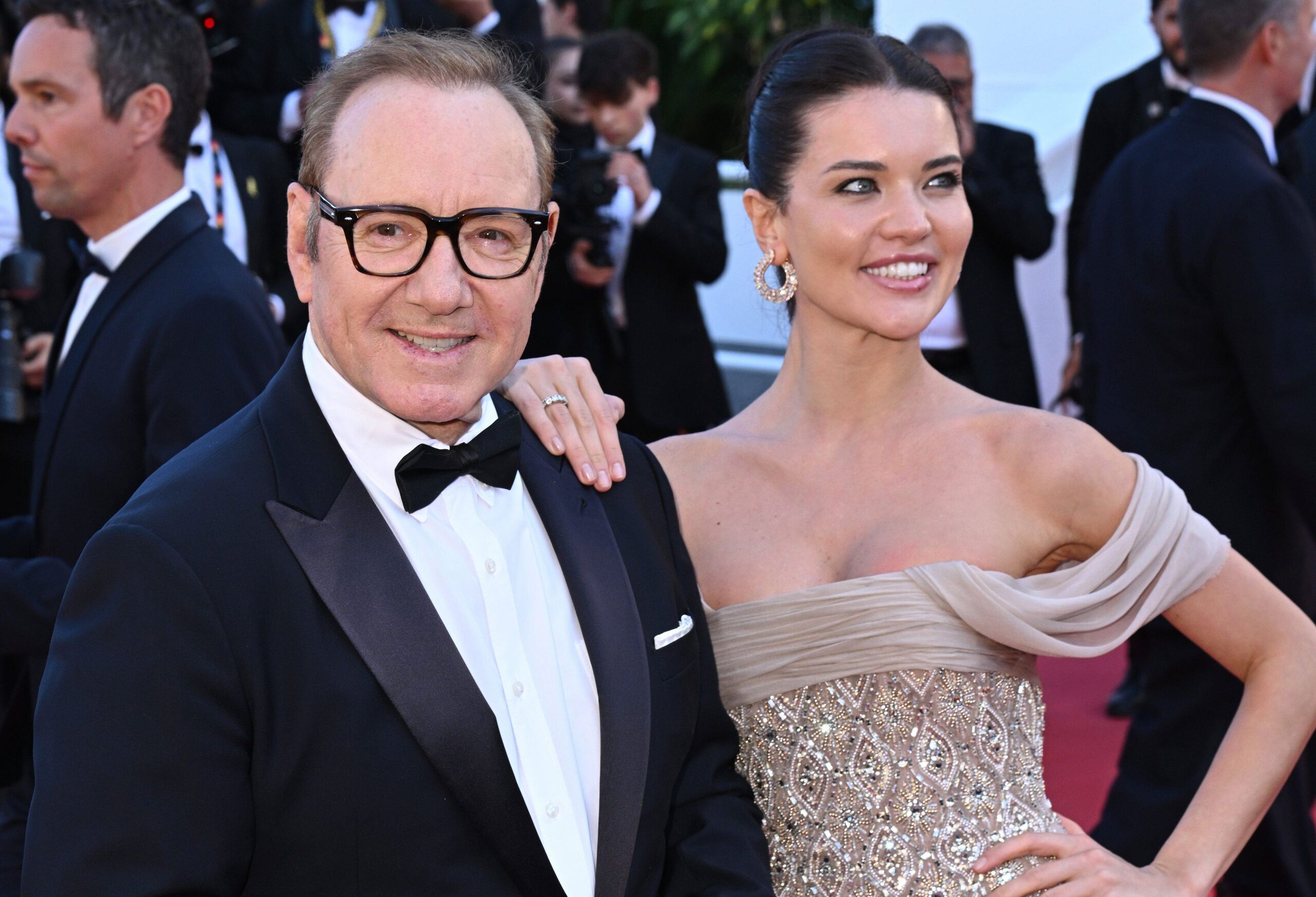 Kevin Spacey reaparece en Cannes con la modelo Via Lemann tras superar el boicot de Hollywood
