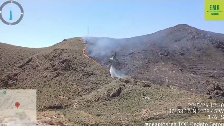 Gran despliegue aéreo en Almería por un fuego fuera de temporada