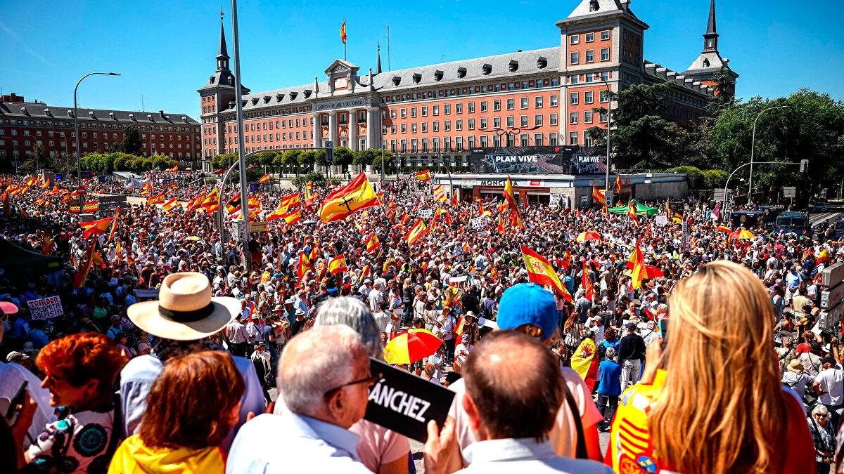 Clamor masivo en Madrid para exigir la salida de Sánchez por  una corrupción sin precedentes 