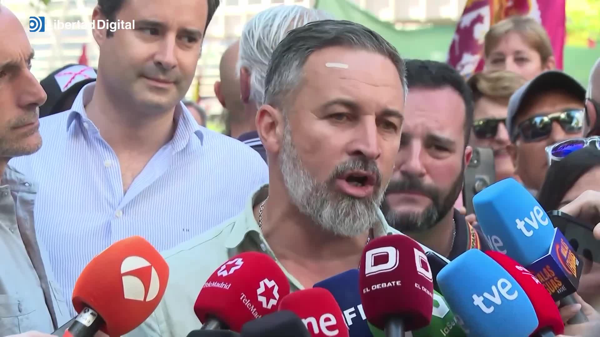 Abascal pide prisión provisional para Zapatero en la manifestación contra Sánchez en Madrid
