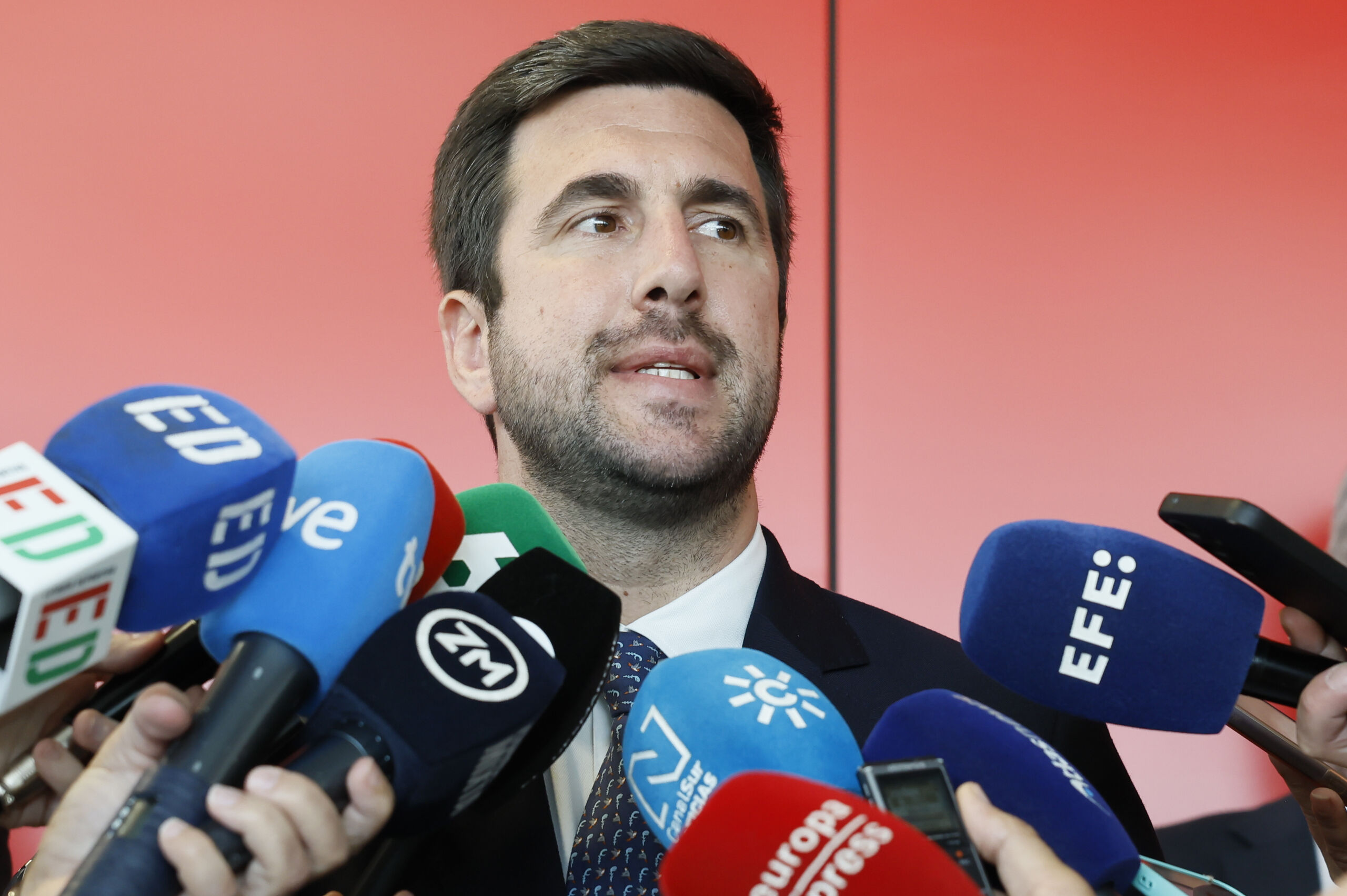 Riquelme logra in extremis un aval del Andbank para intentar presidir el Real Madrid