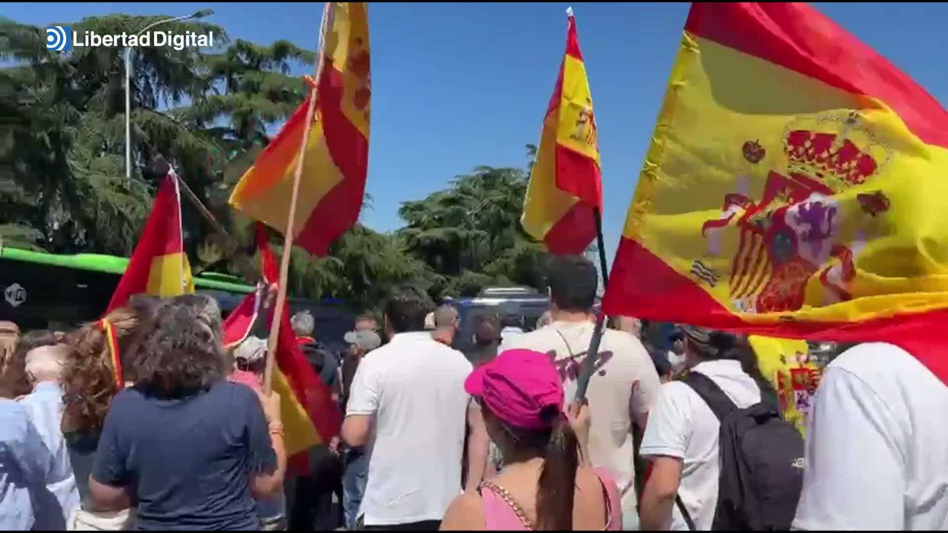 Un grupo de manifestantes trata de dirigirse a Moncloa pero la Policía les impide acercarse