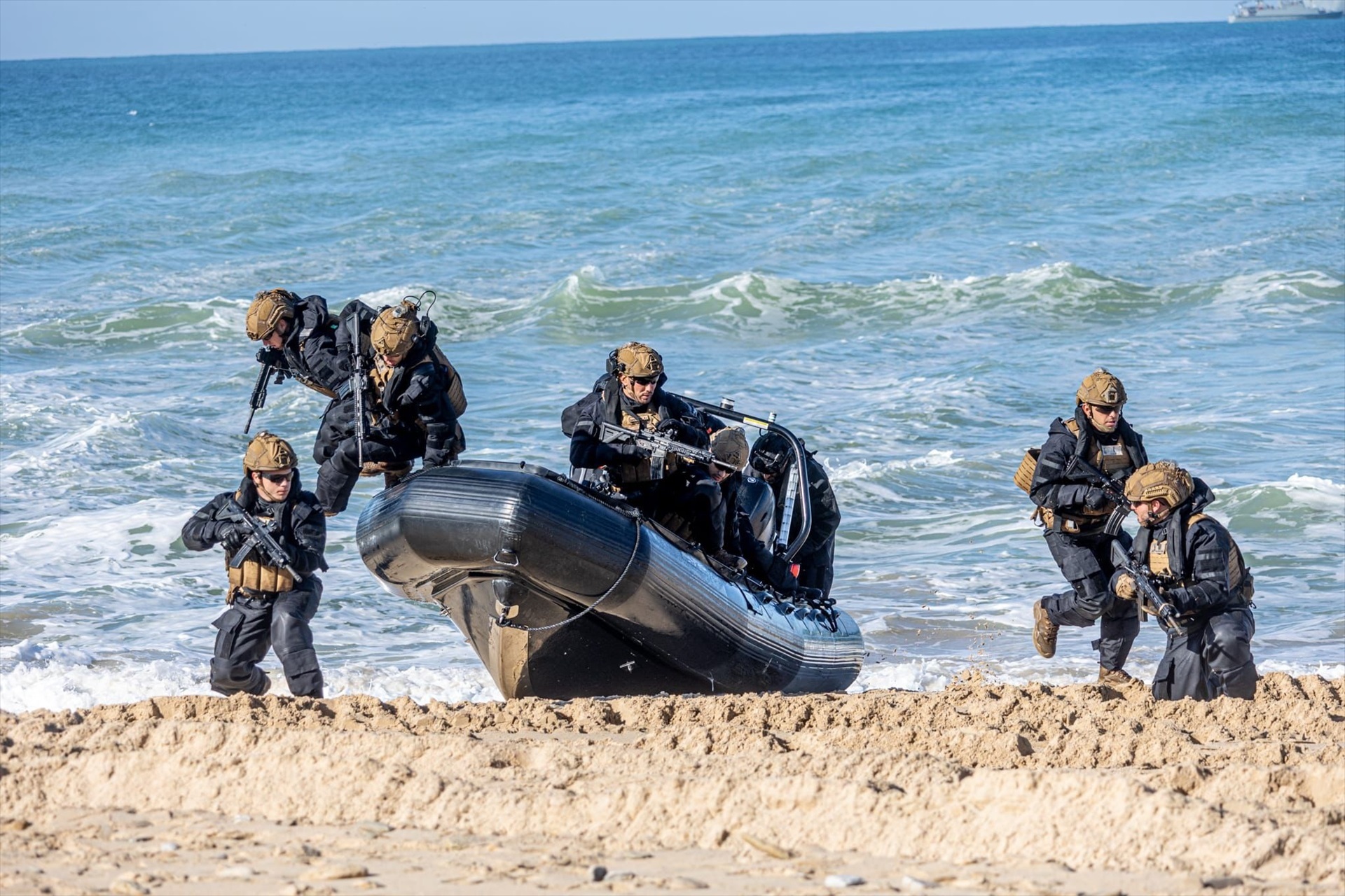 Roban a la Armada tres lanchas y 20.000 euros en material durante unas maniobras en Barbate